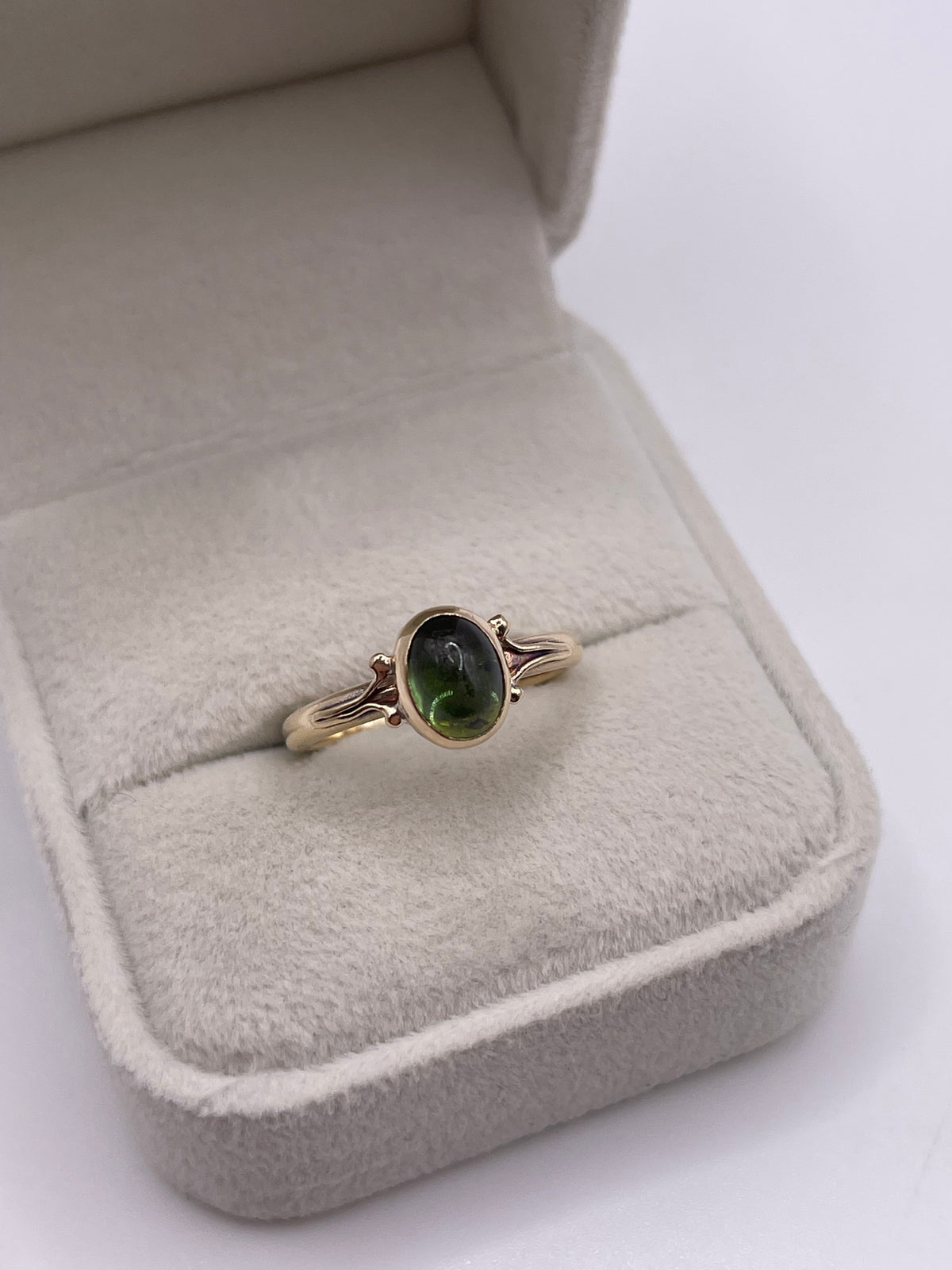 9ct gold cabochon peridot ring