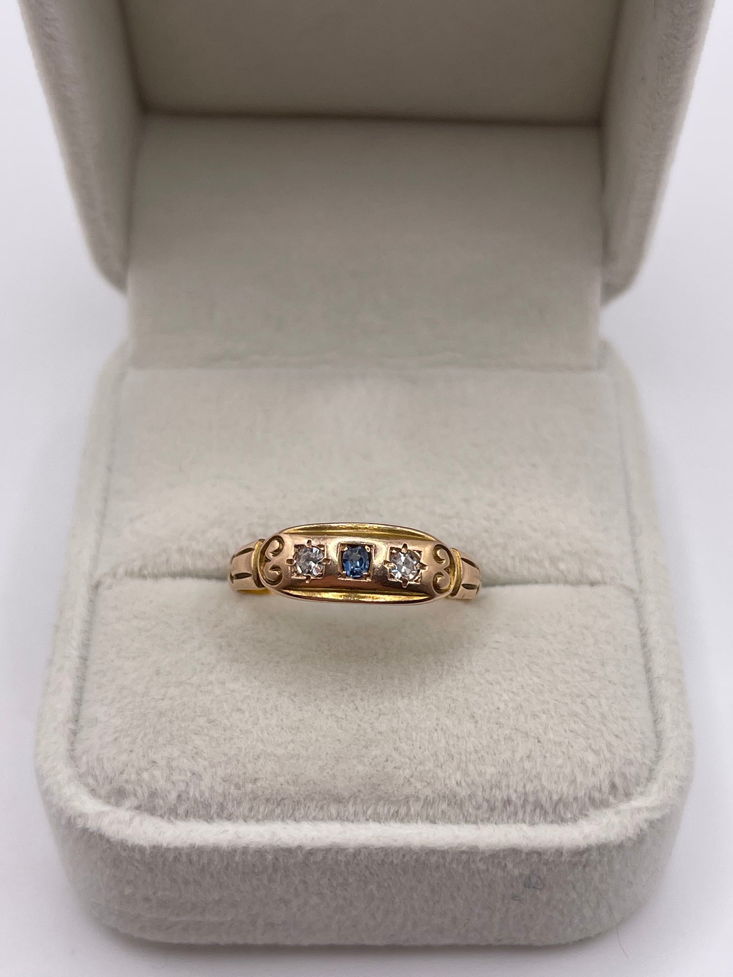 Antique 15ct gold sapphire and diamond ring