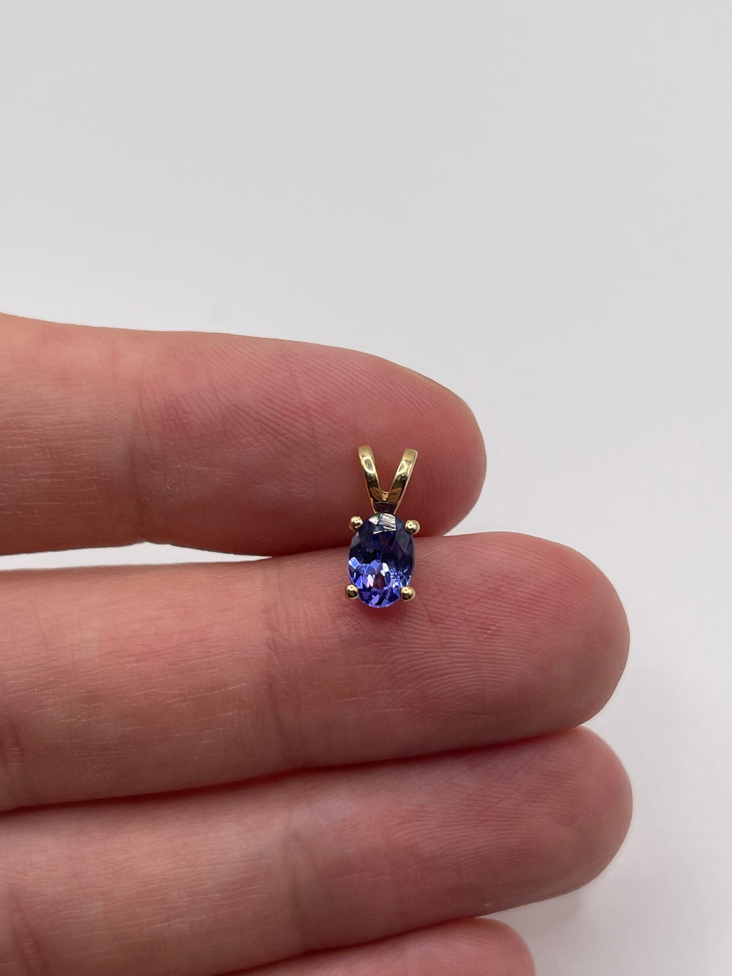 9ct gold tanzanite pendant