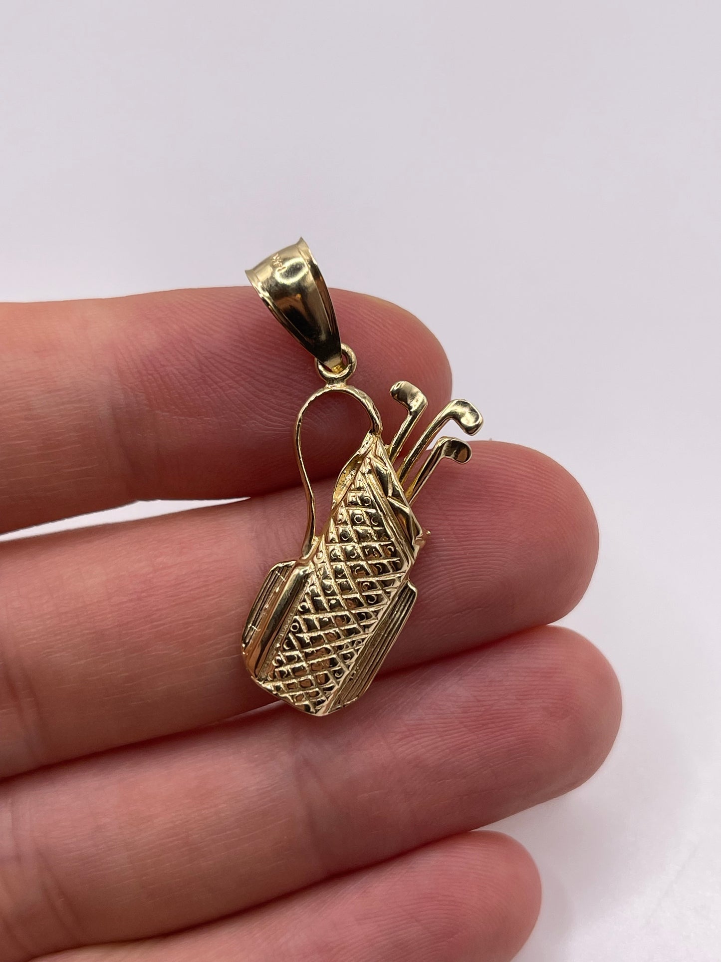 14ct gold golf club pendant