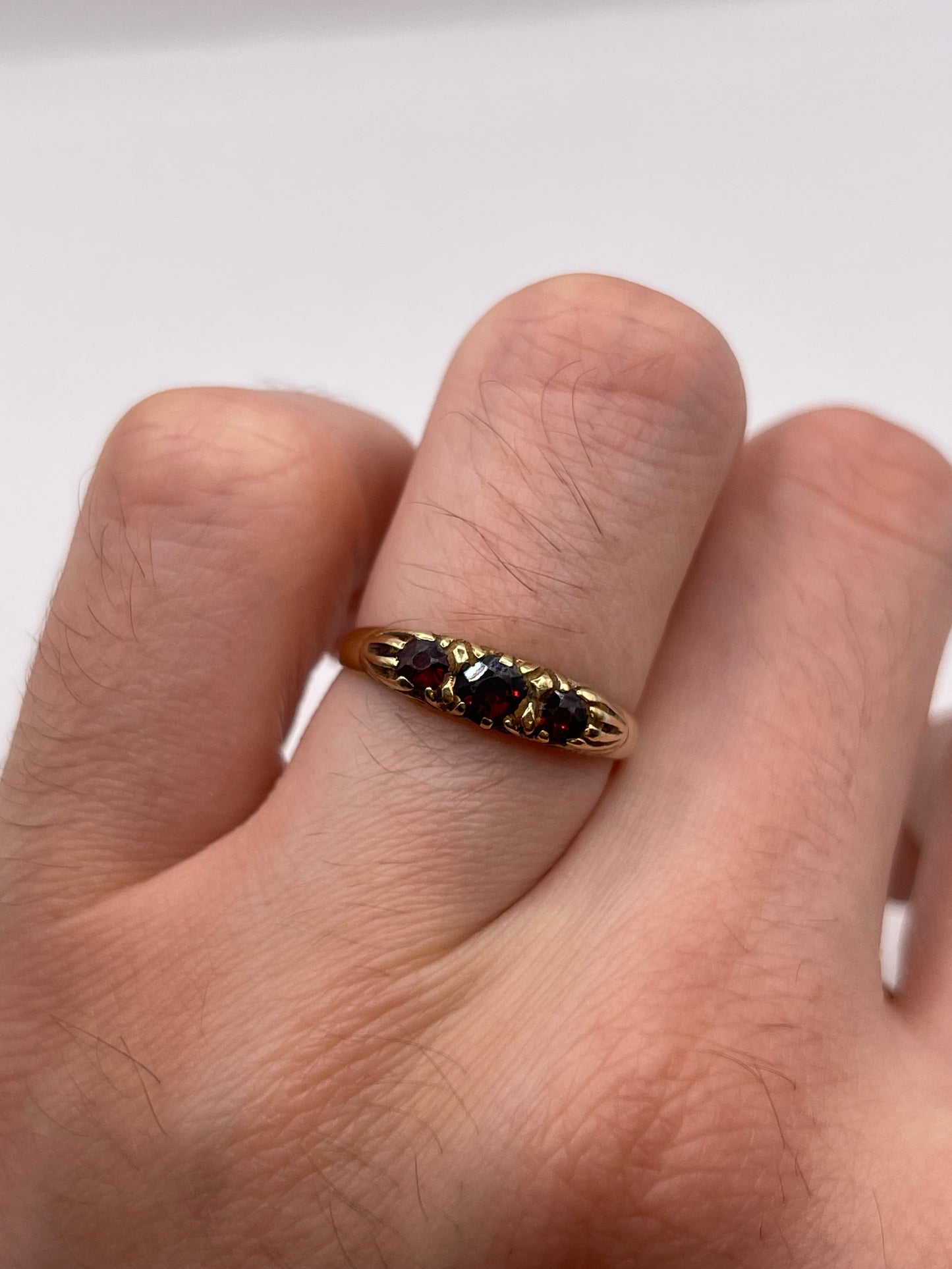 9ct gold garnet ring