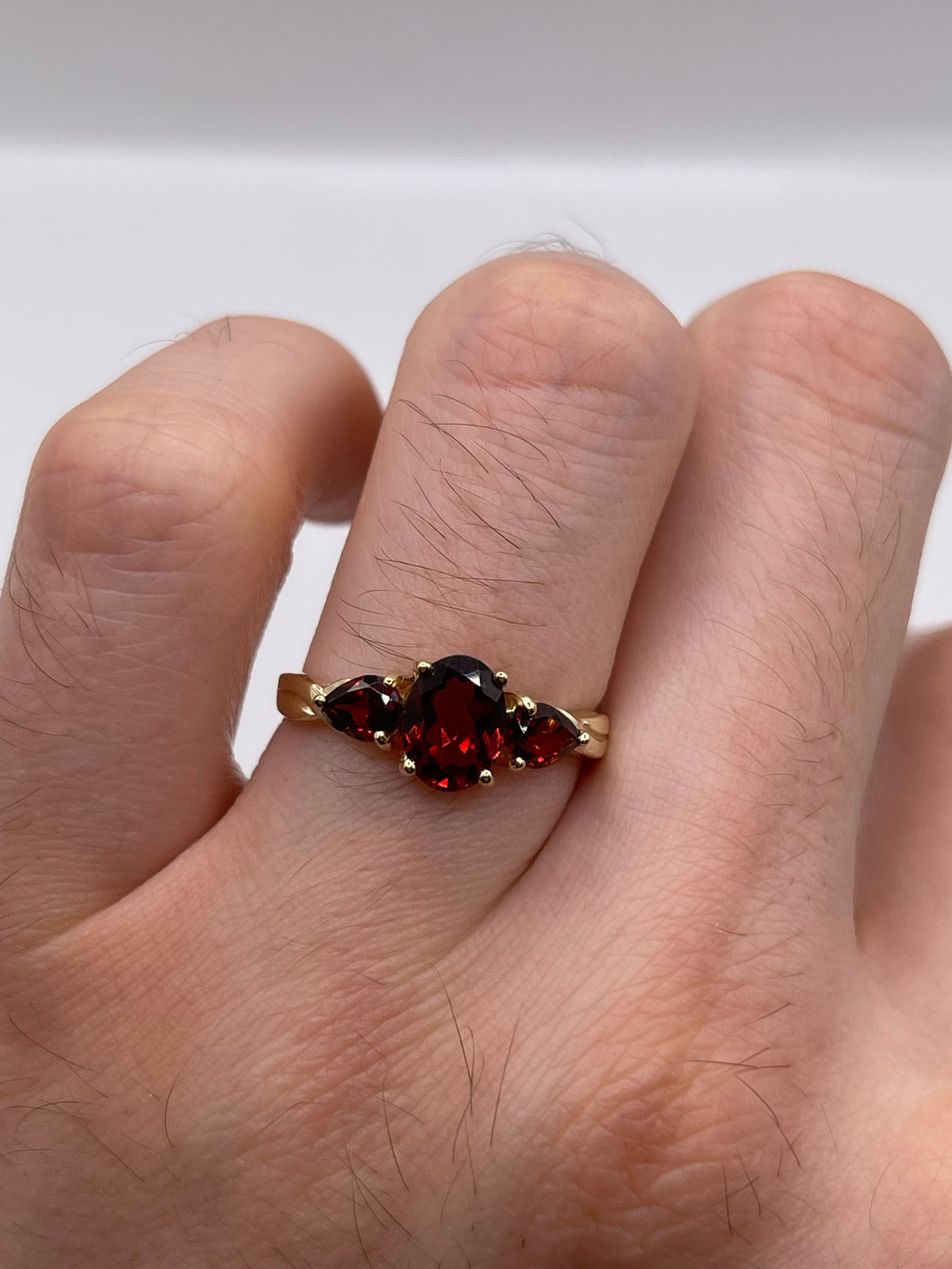 9ct gold garnet ring