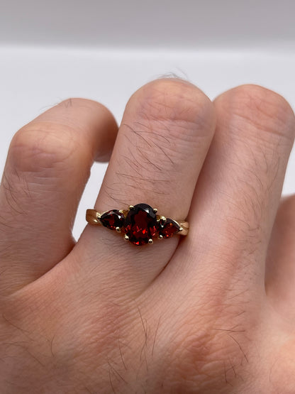9ct gold garnet ring