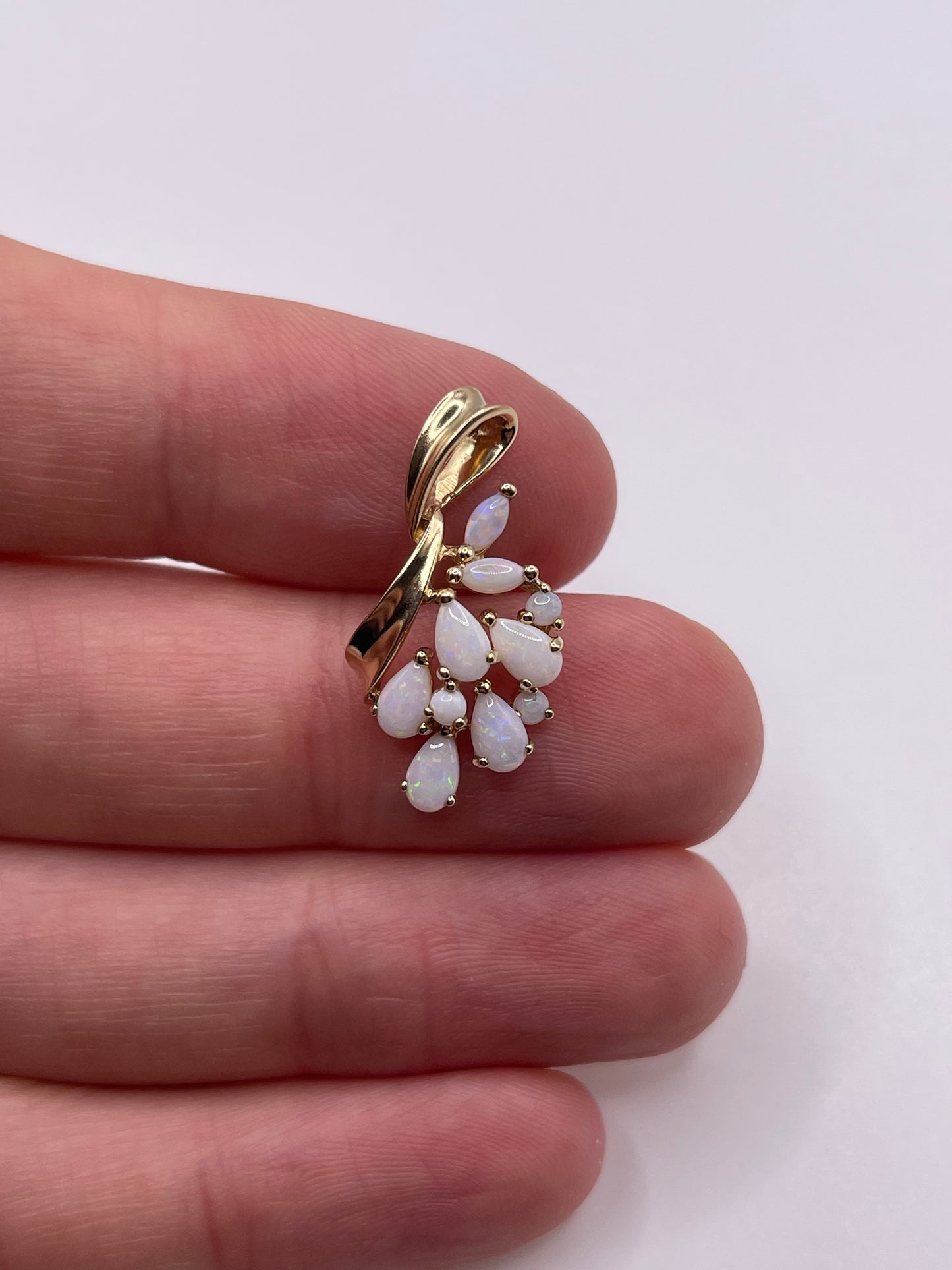 9ct gold opal pendant