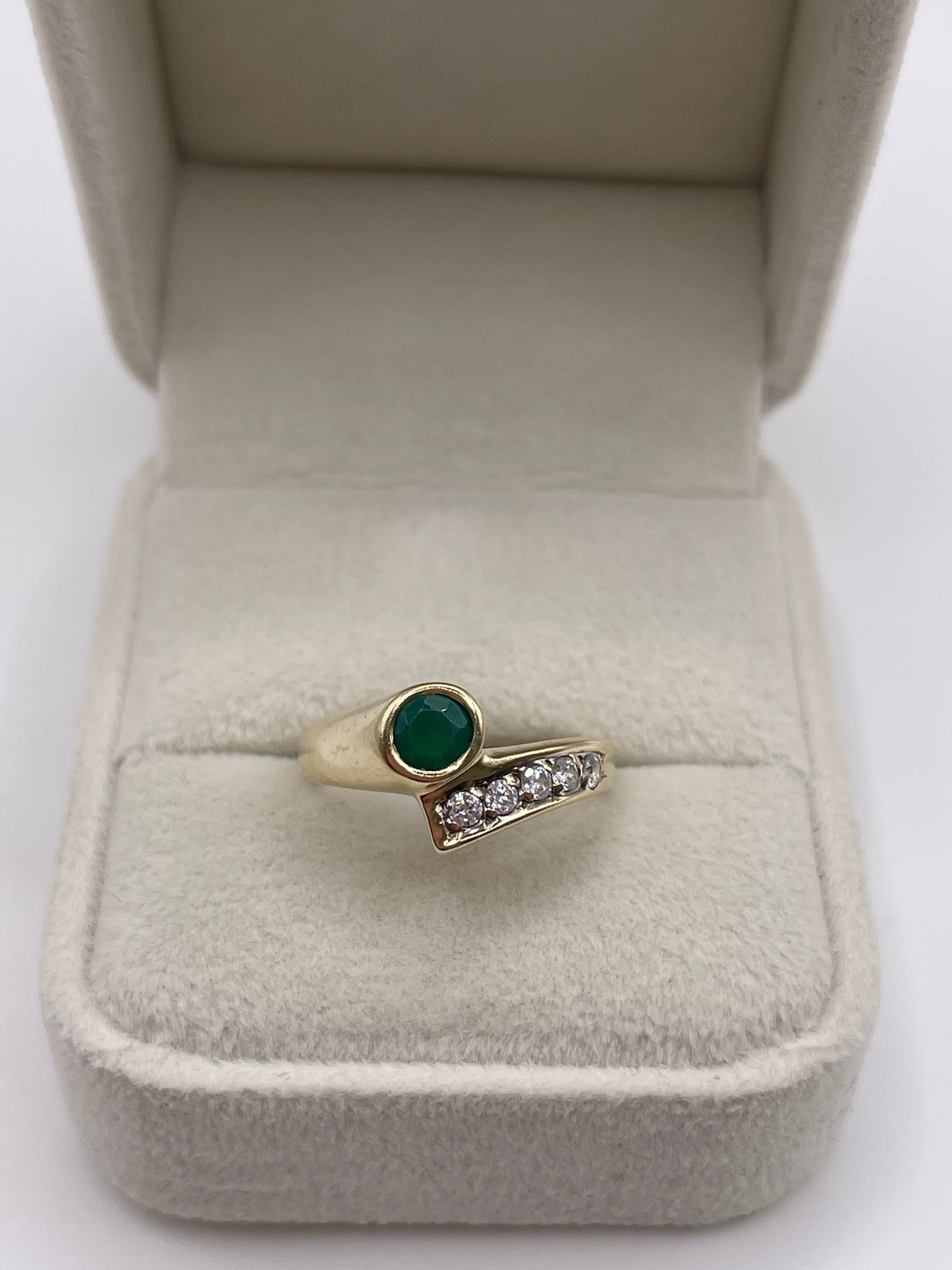 9ct gold green agate and cz ring