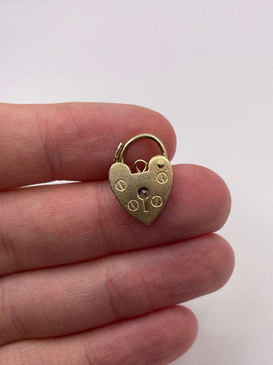 9ct gold padlock 131