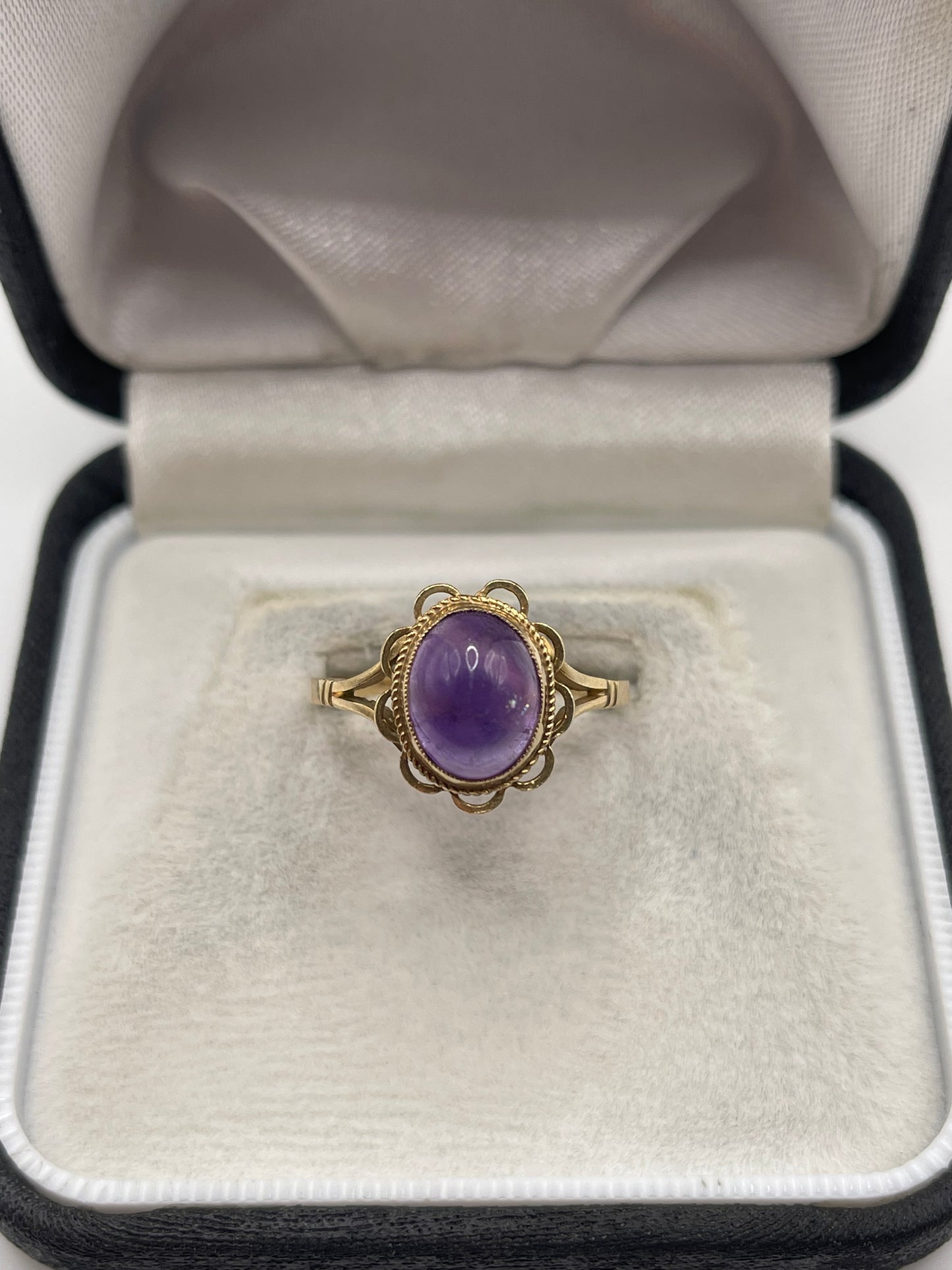 9ct gold cabochon amethyst ring