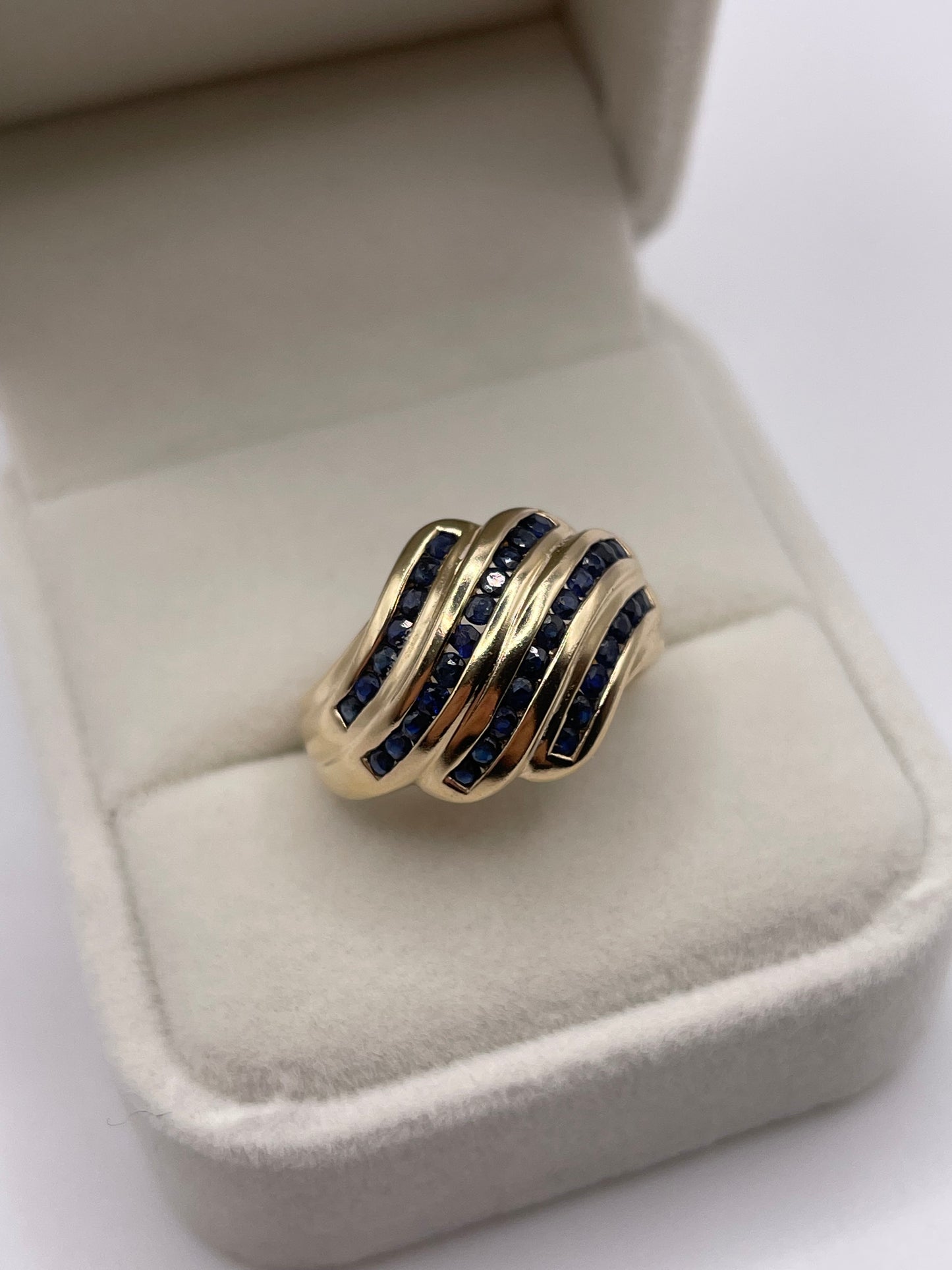 Heavy 9ct gold sapphire ring