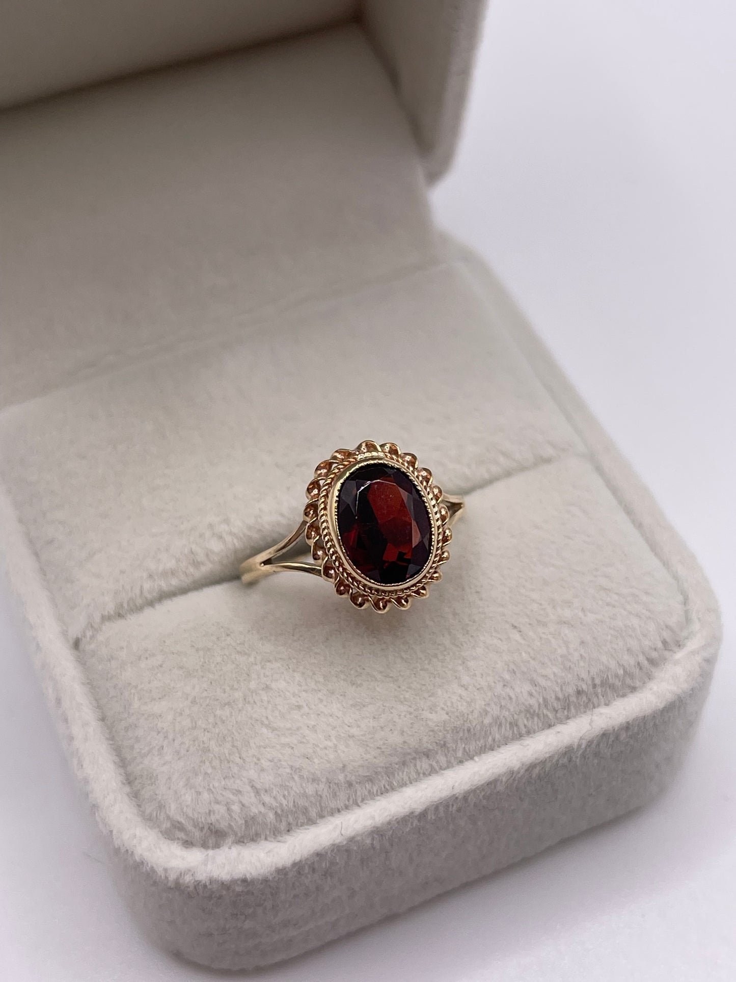 9ct gold garnet ring