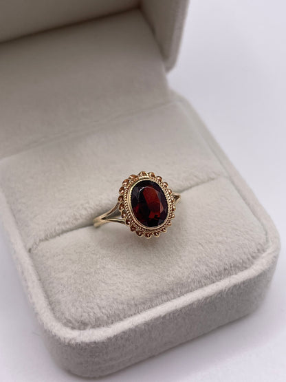9ct gold garnet ring