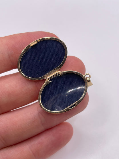 9ct gold mother of pearl locket pendant