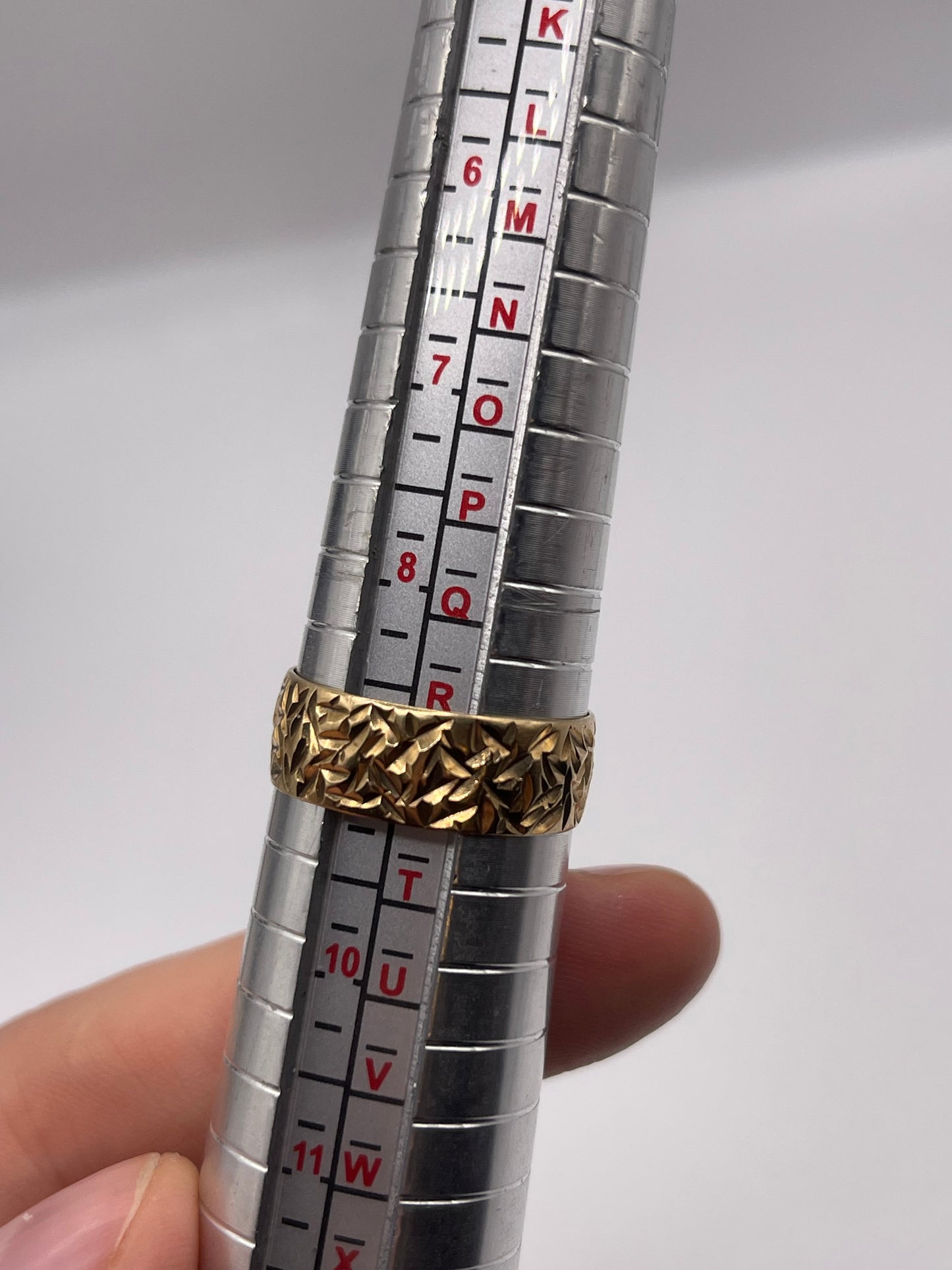 9ct gold engraved band