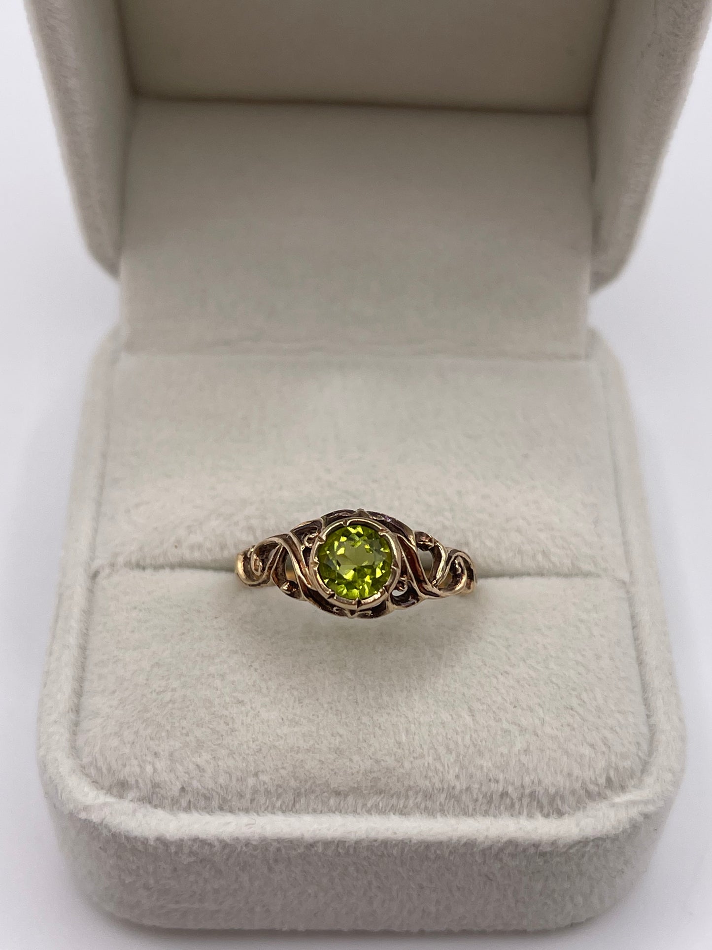 9ct gold peridot ring