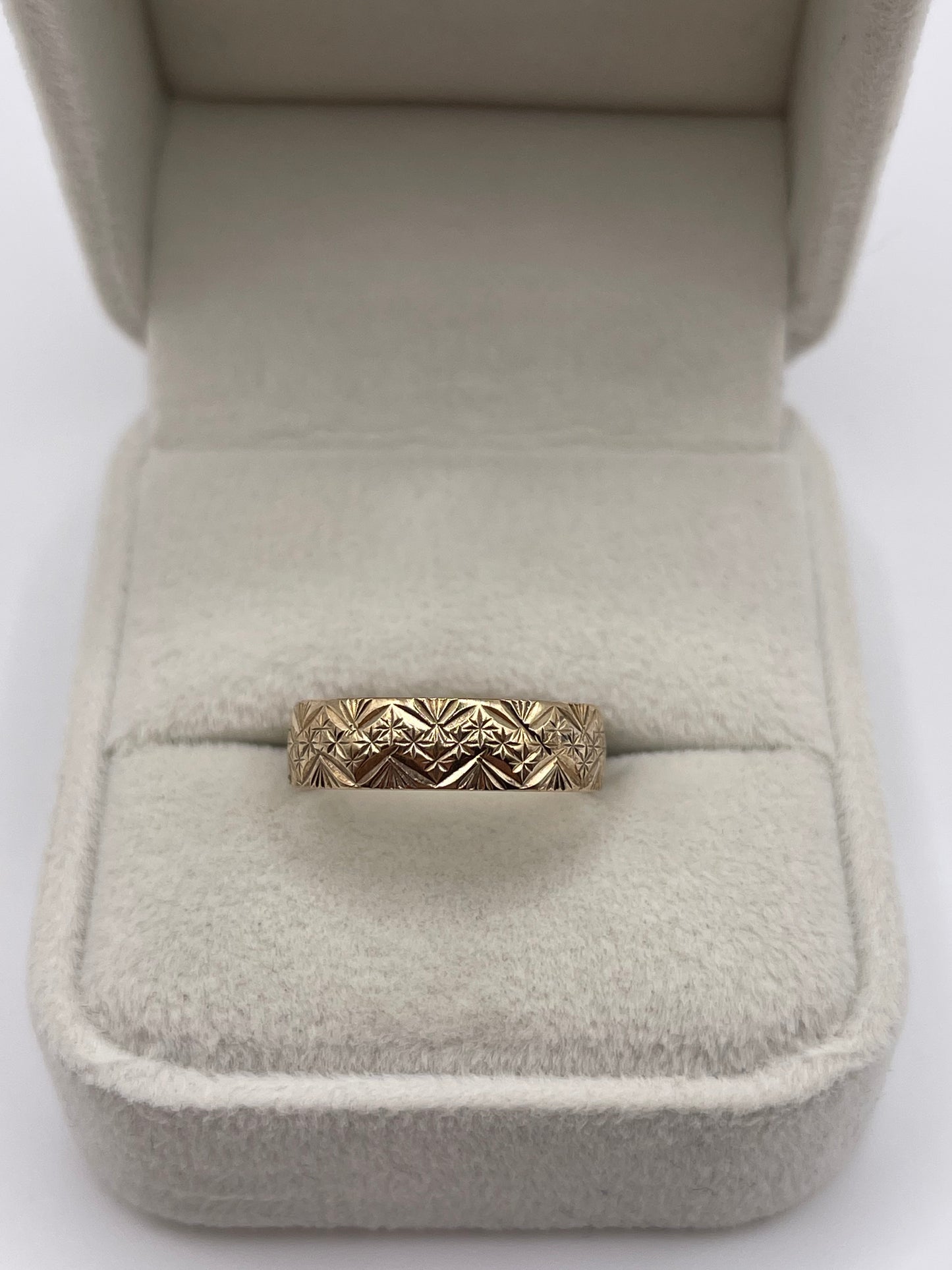 9ct gold patterned band