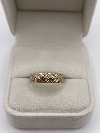 9ct gold patterned band