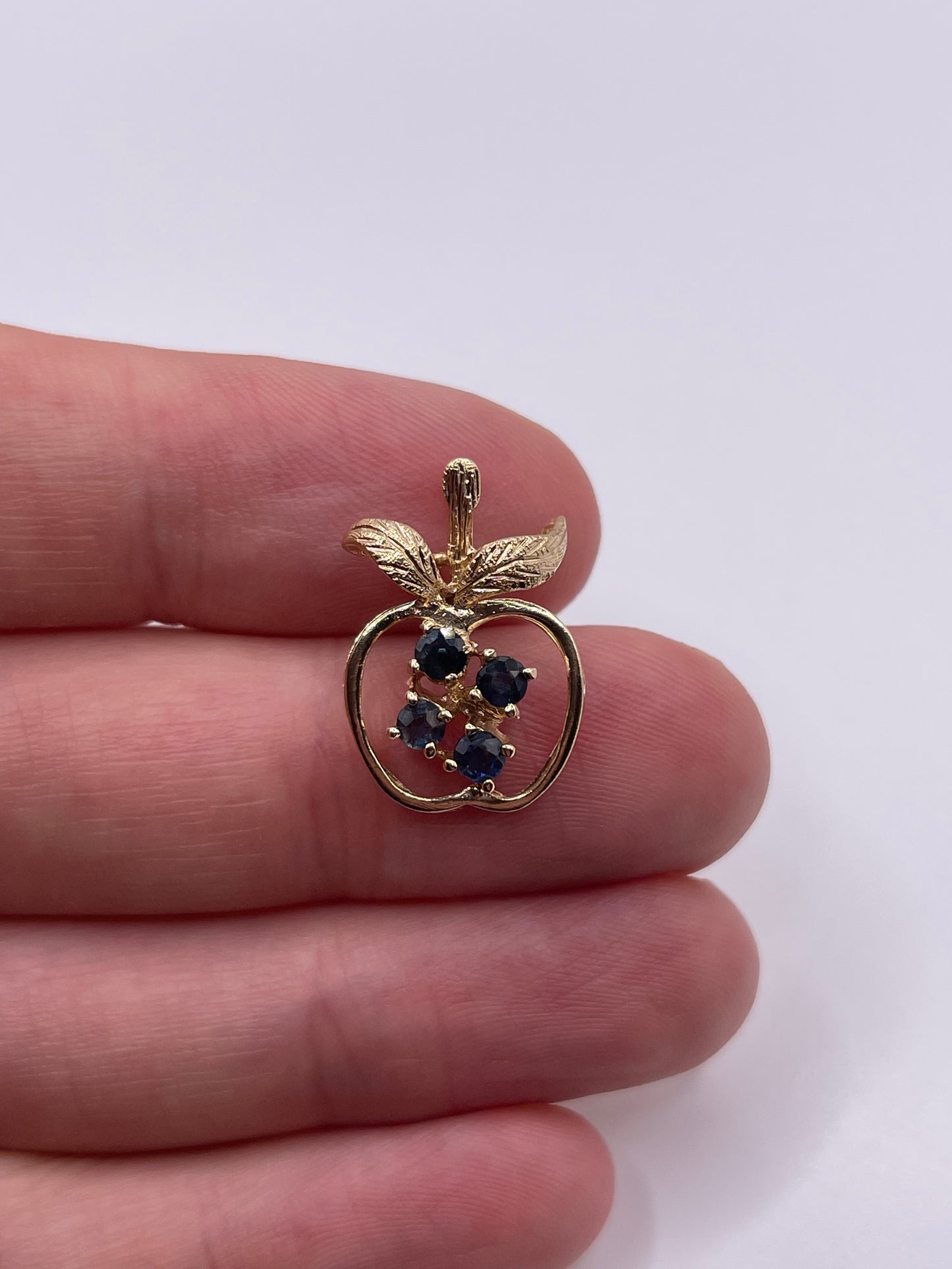 9ct gold sapphire apple pendant