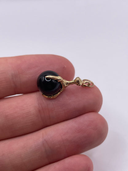 9ct gold onyx claw pendant