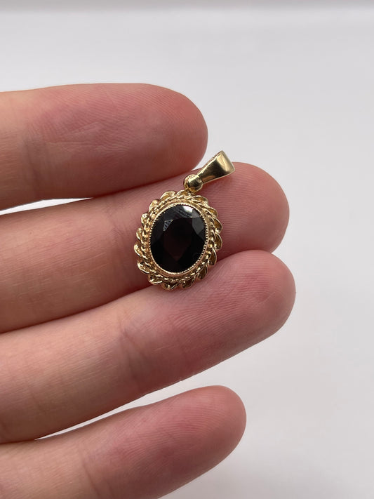 9ct gold garnet pendant