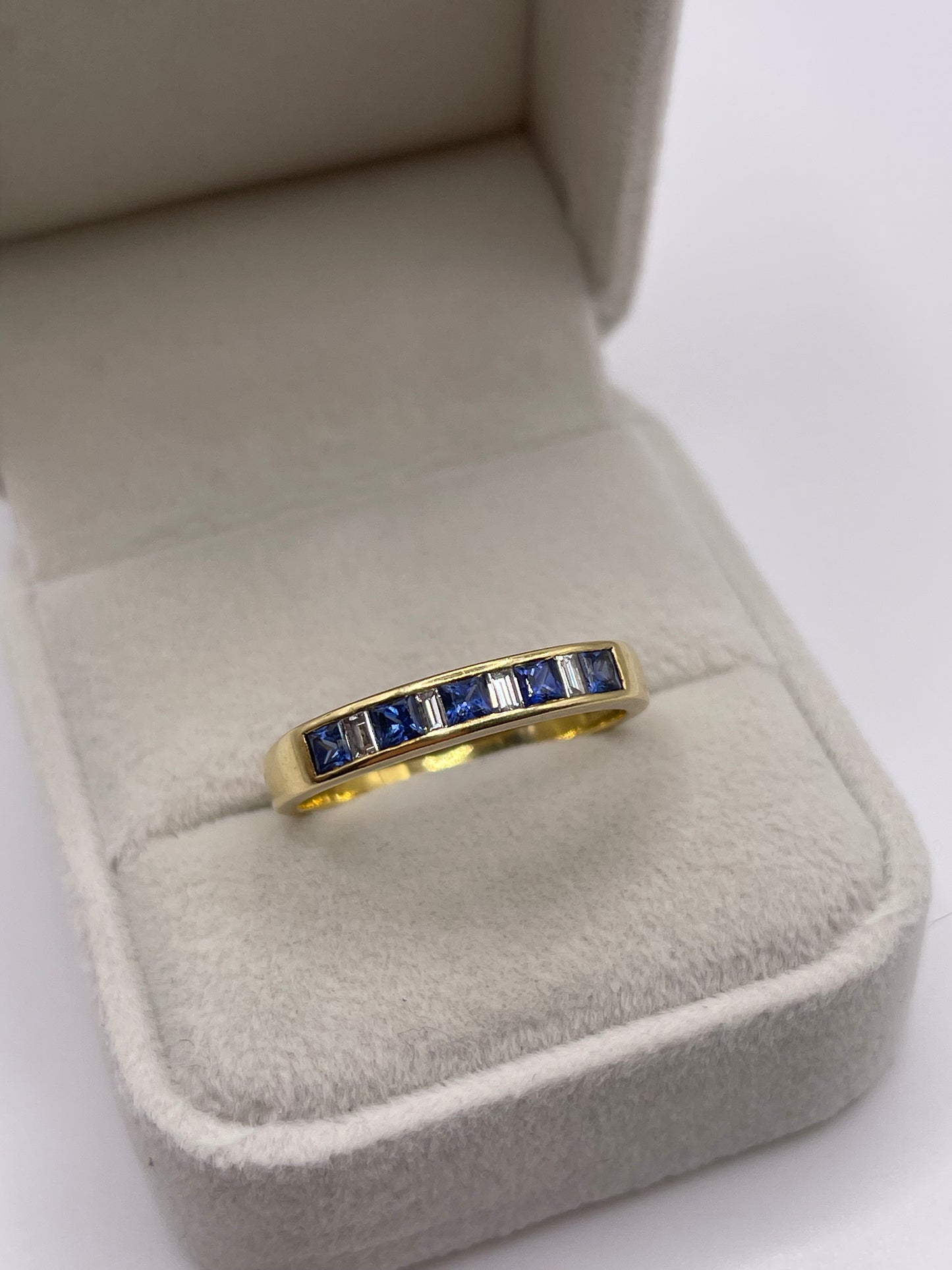 18ct gold sapphire and diamond ring