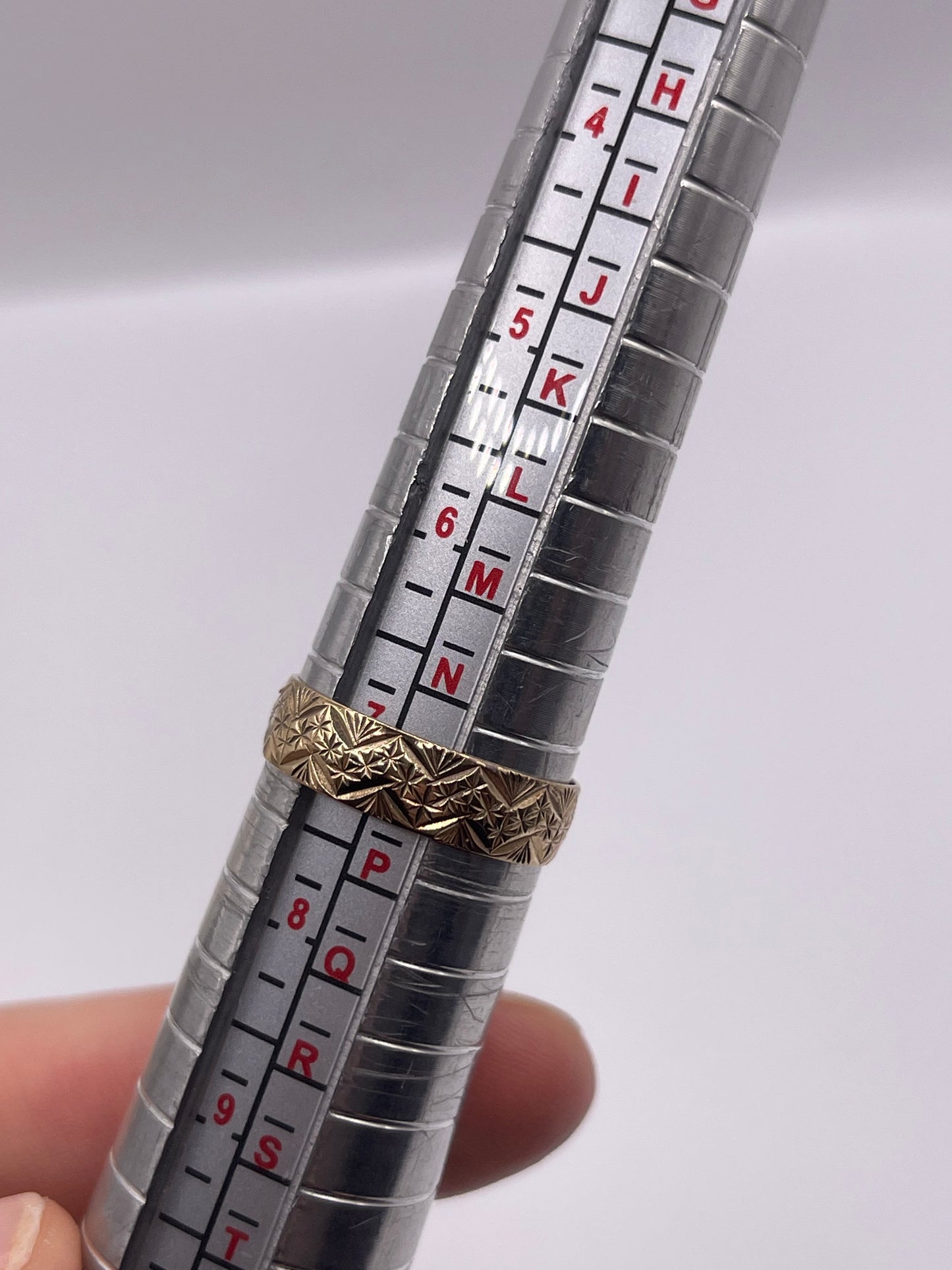 9ct gold patterned band