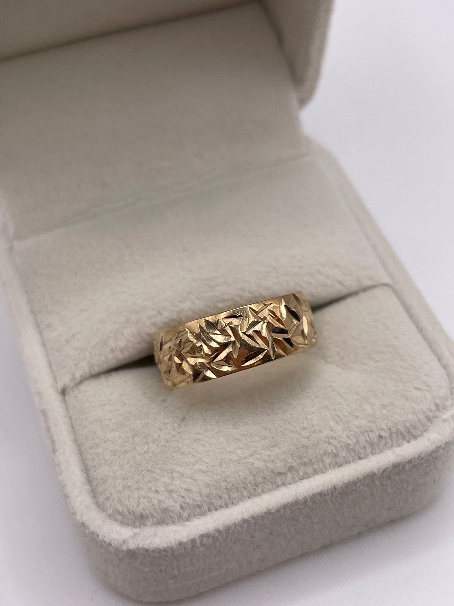 9ct gold patterned band