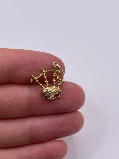 9ct gold bagpipes charm