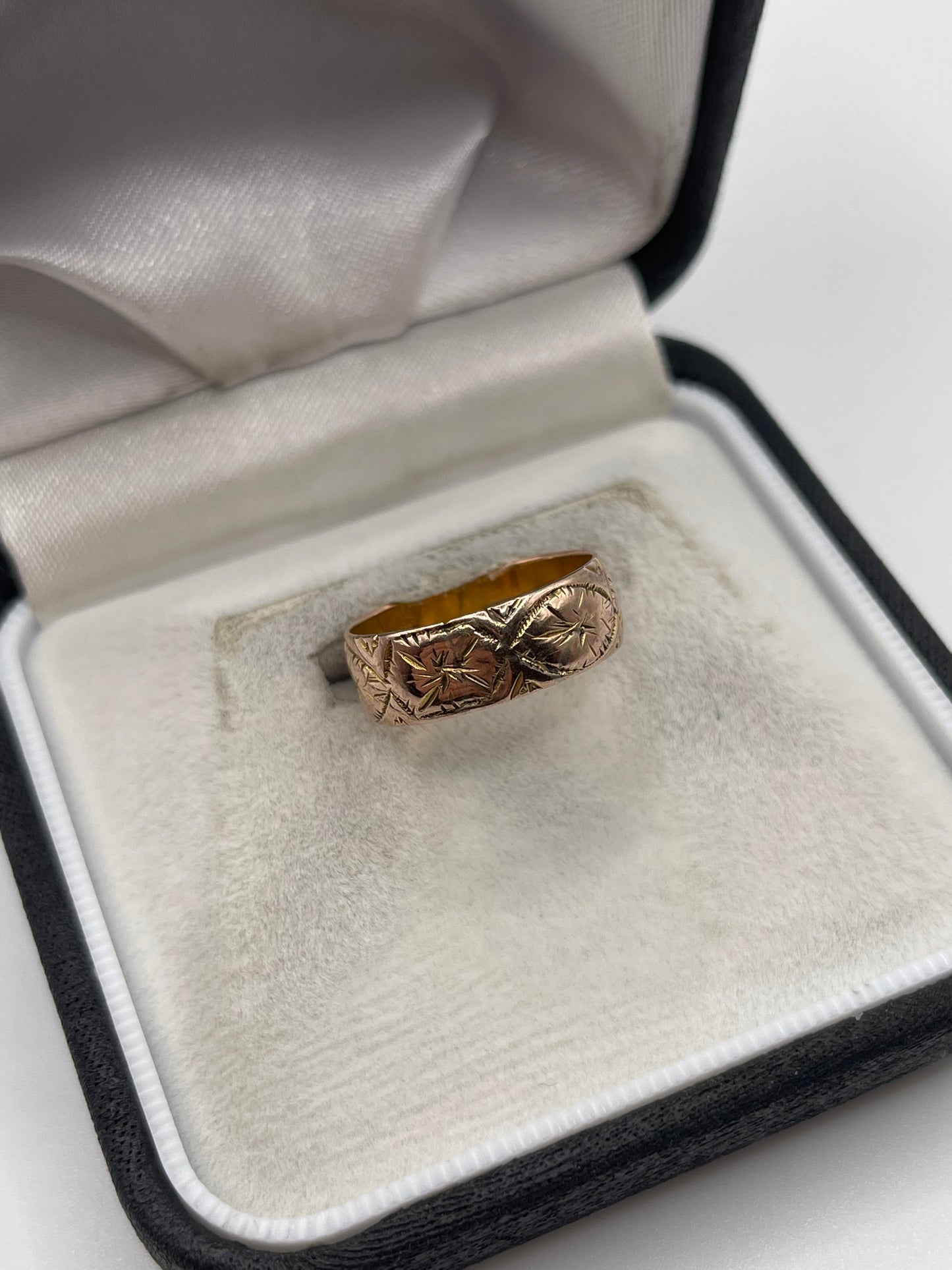 Antique 9ct rose gold patterned band