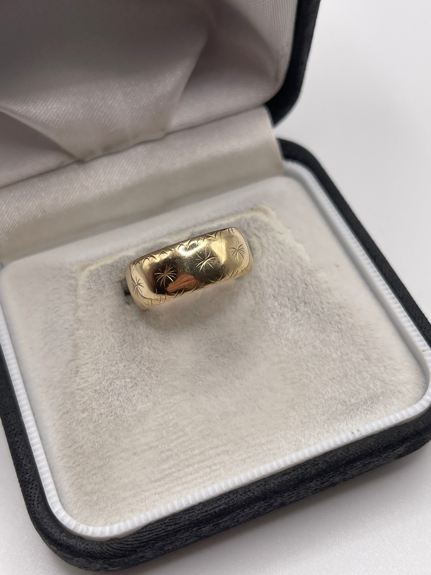 9ct gold engraved band