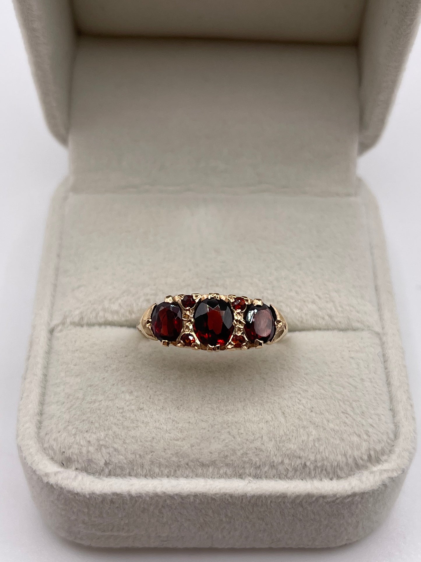 9ct gold garnet ring