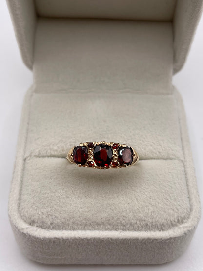 9ct gold garnet ring