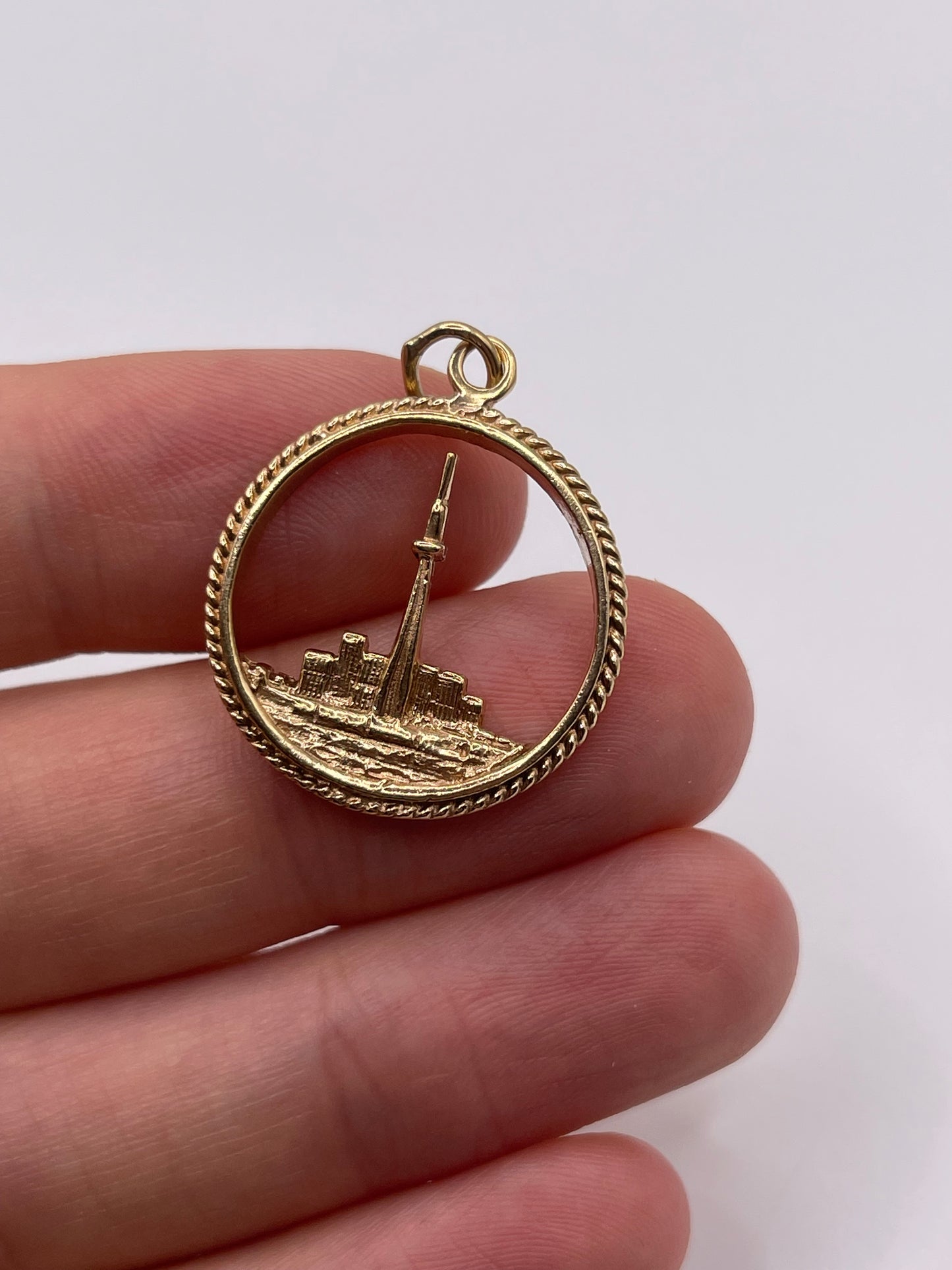 9ct gold Toronto skyline pendant