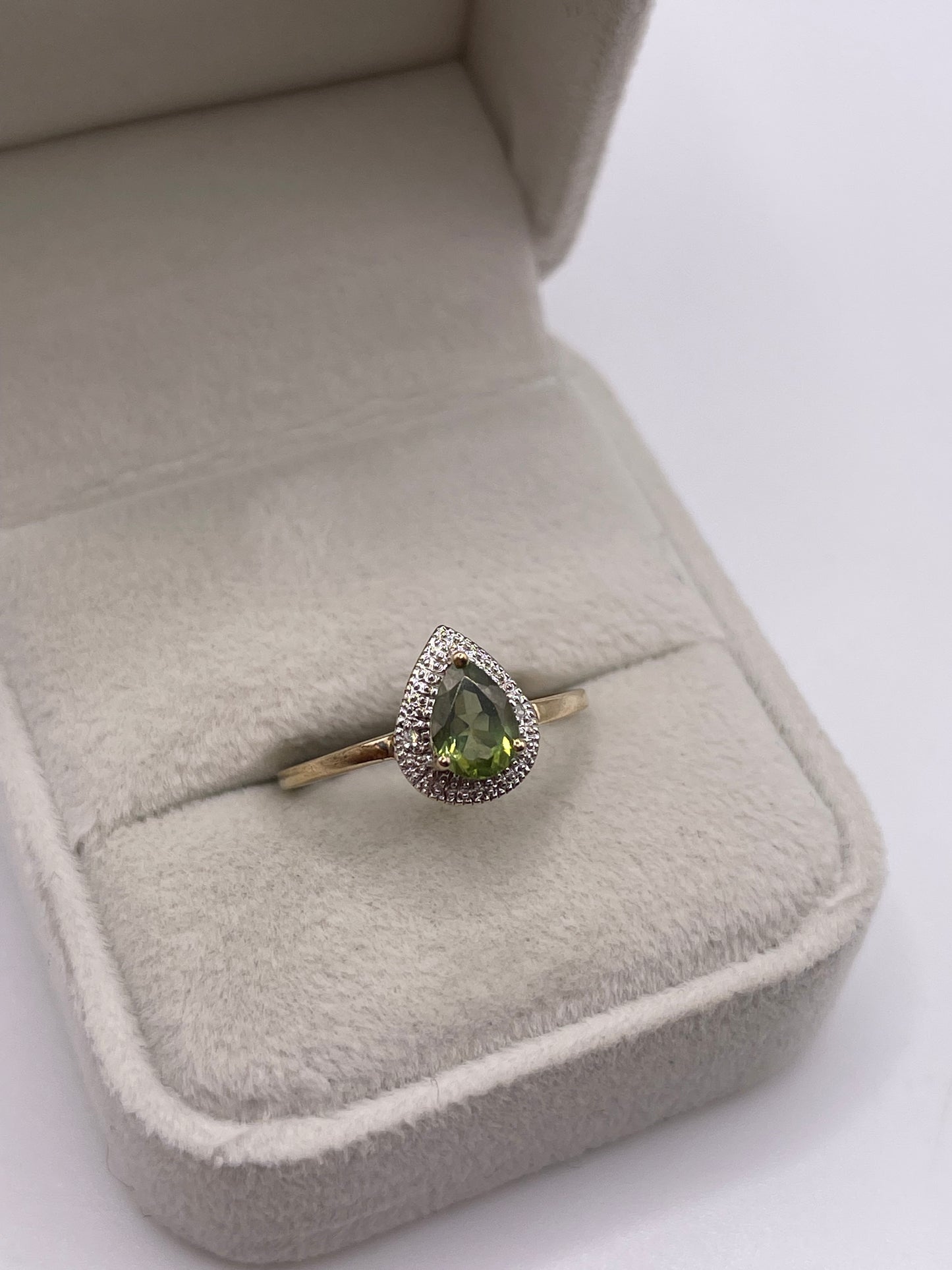 9ct gold peridot and diamond ring