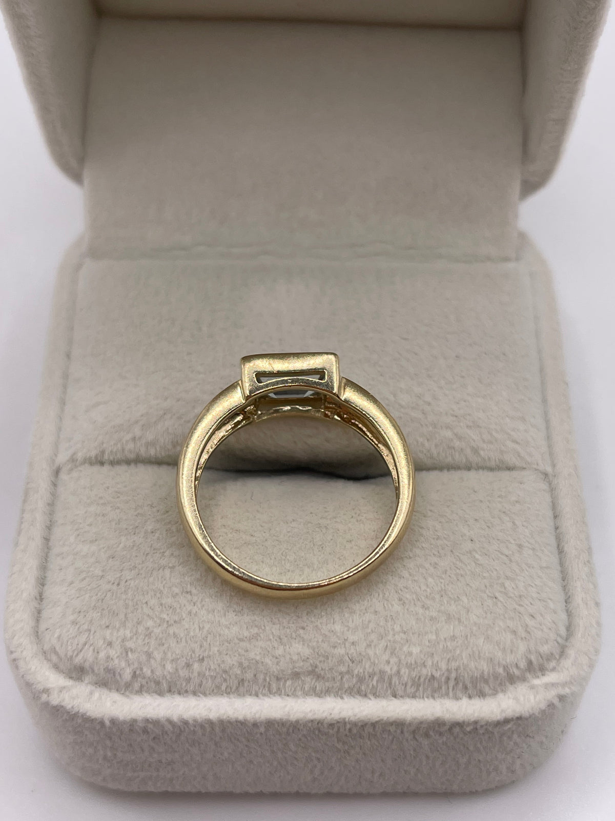 9ct gold aquamarine and diamond ring