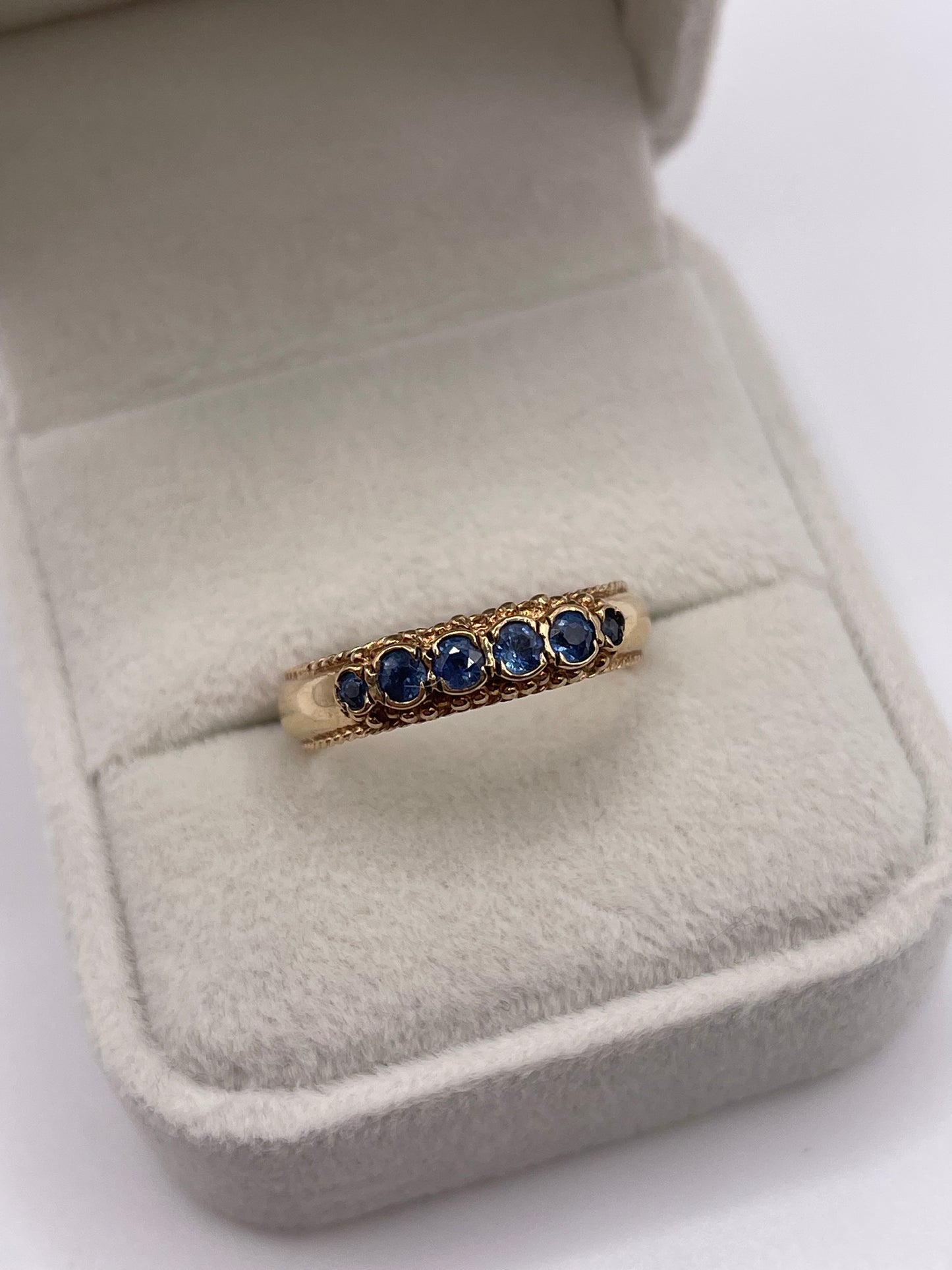 9ct gold sapphire ring