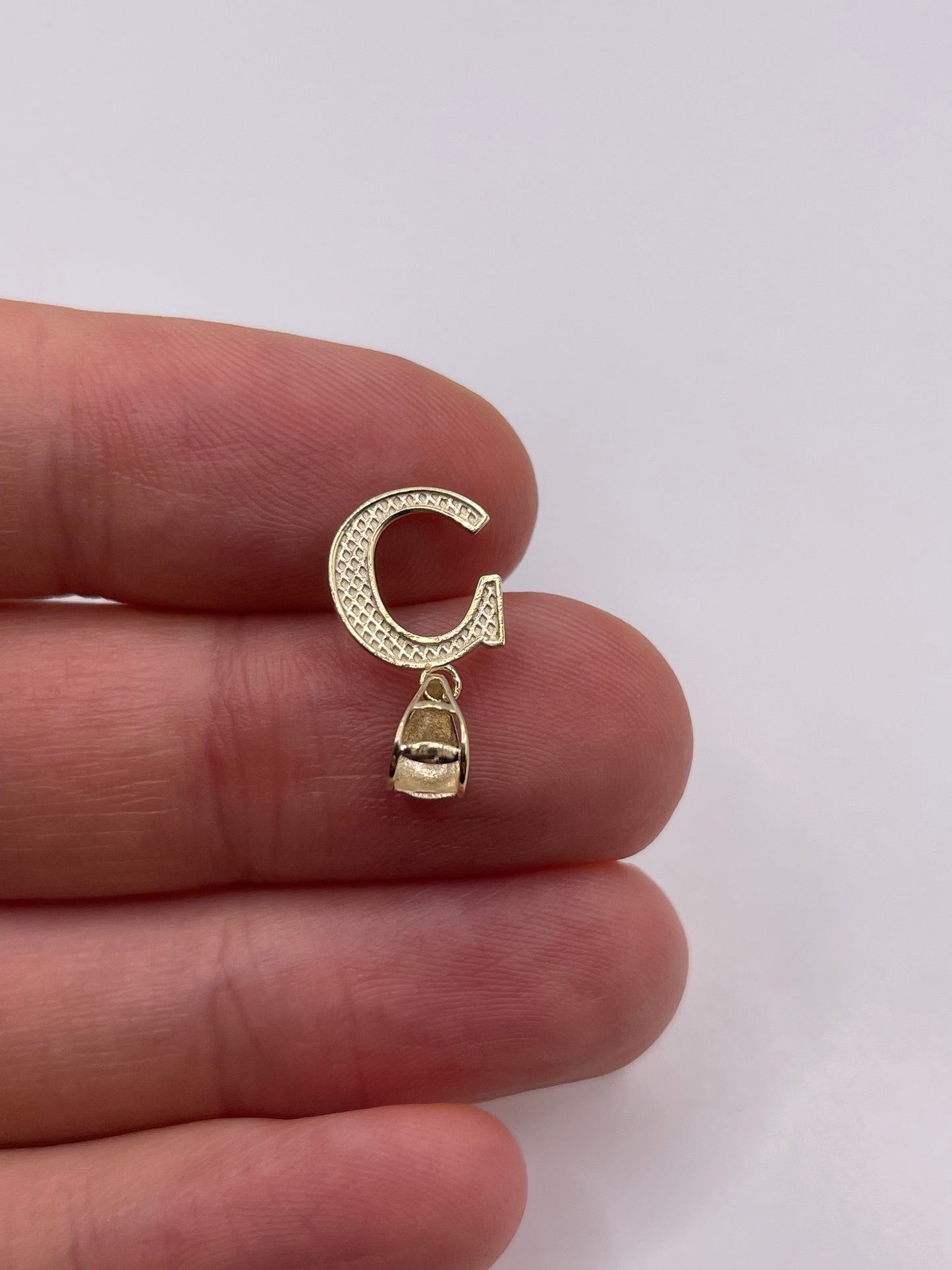 9ct gold initial C pendant