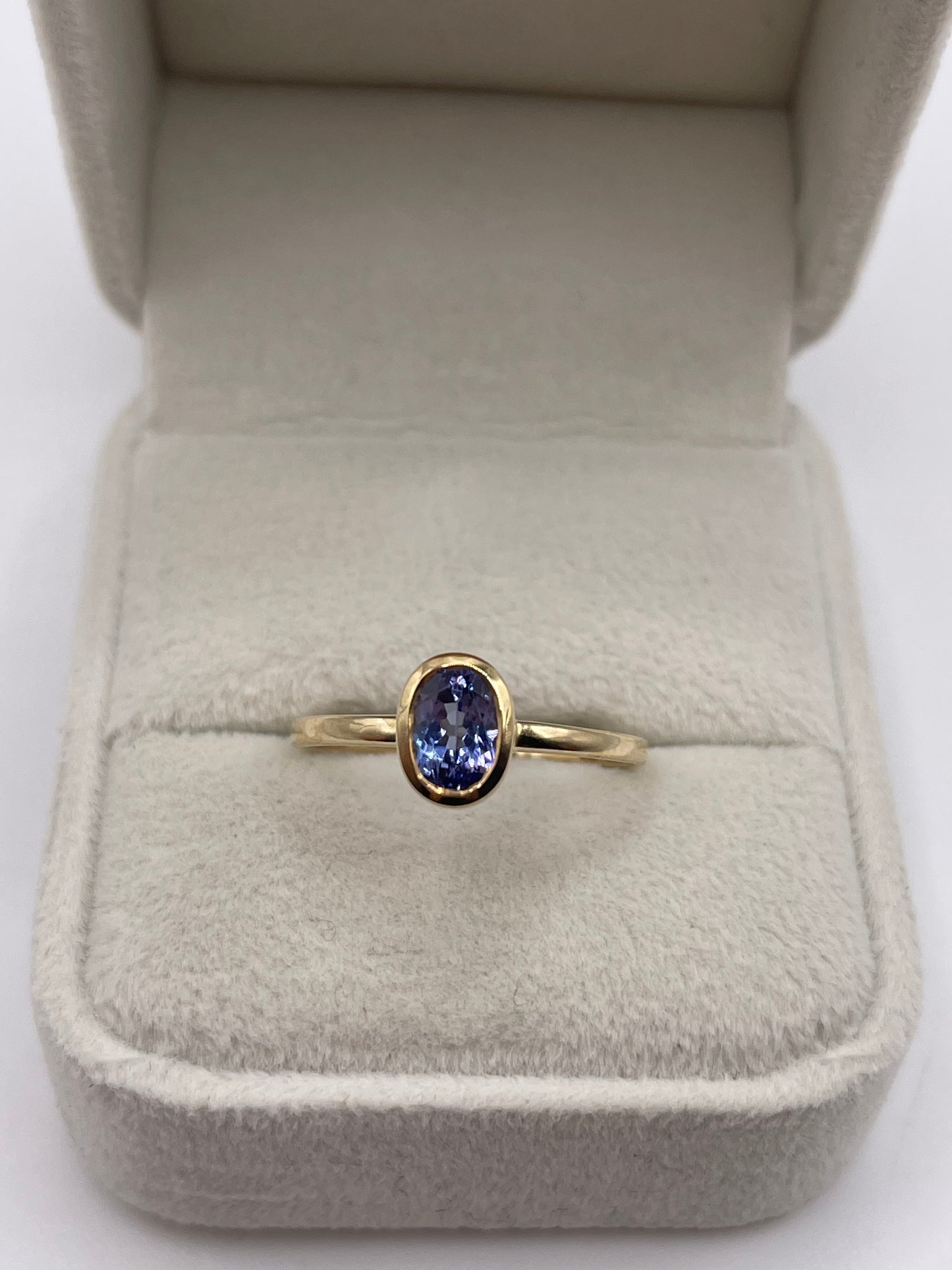 9ct gold tanzanite ring