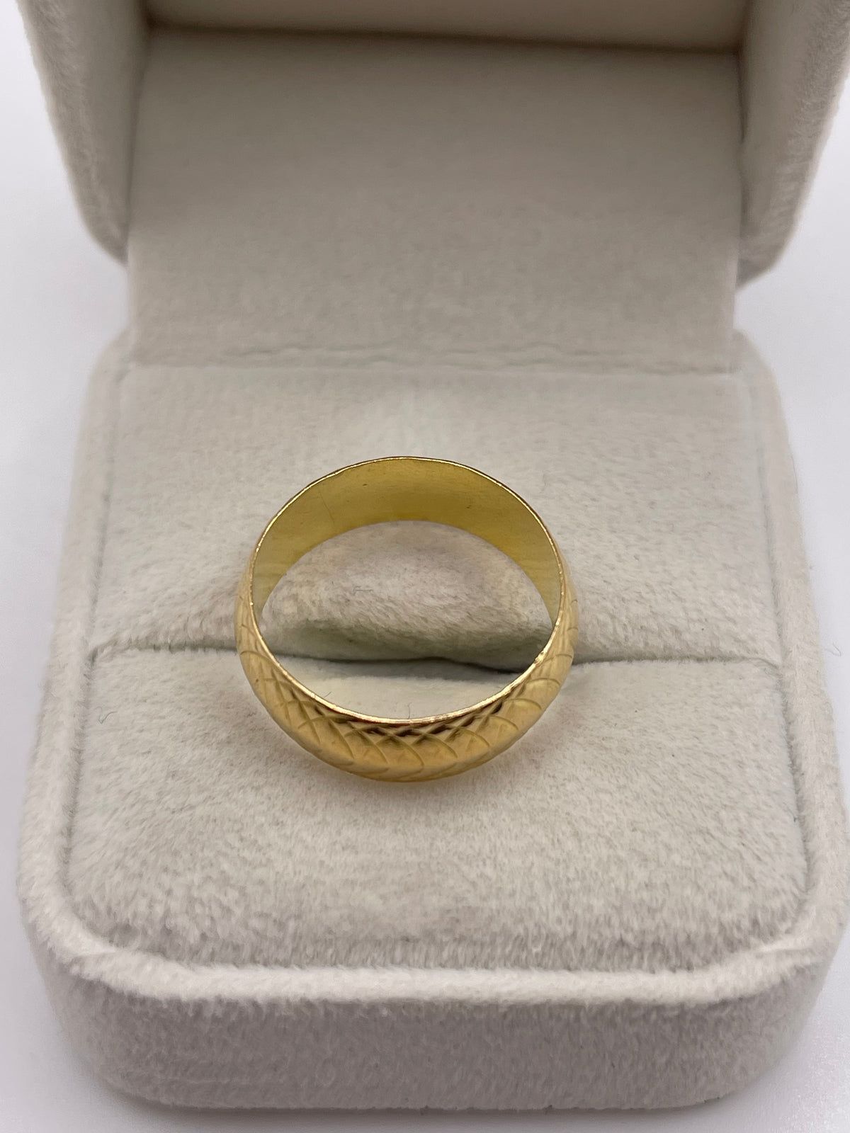 18ct gold patterned band