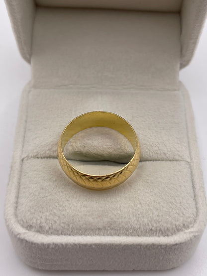 18ct gold patterned band