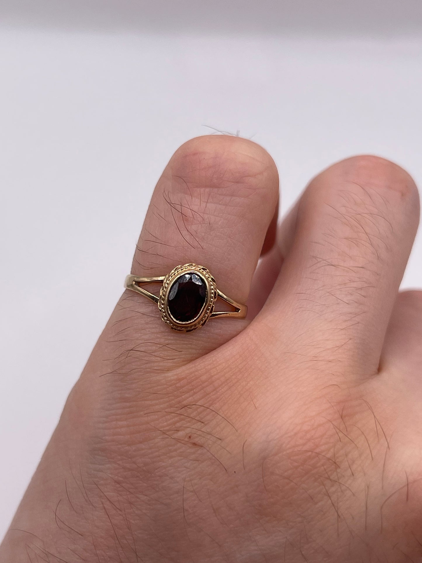 9ct gold garnet ring