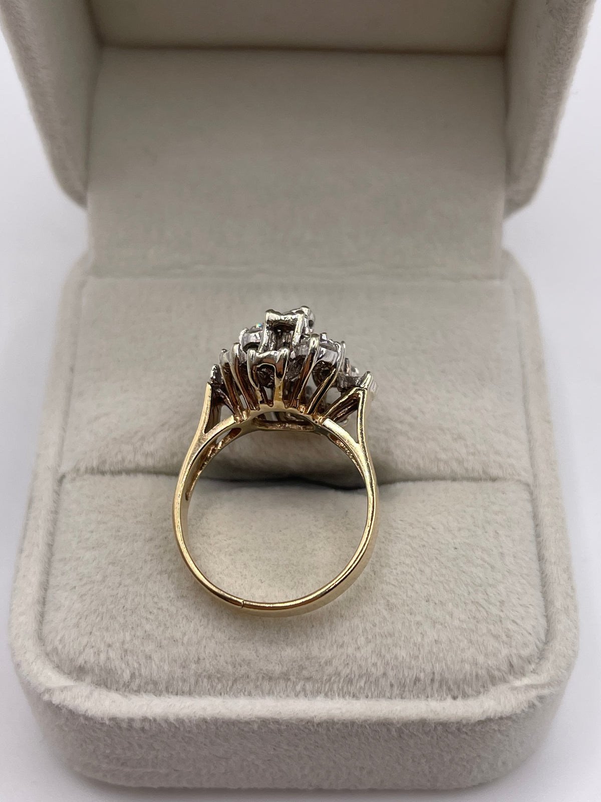 9ct gold diamond clusyer ring