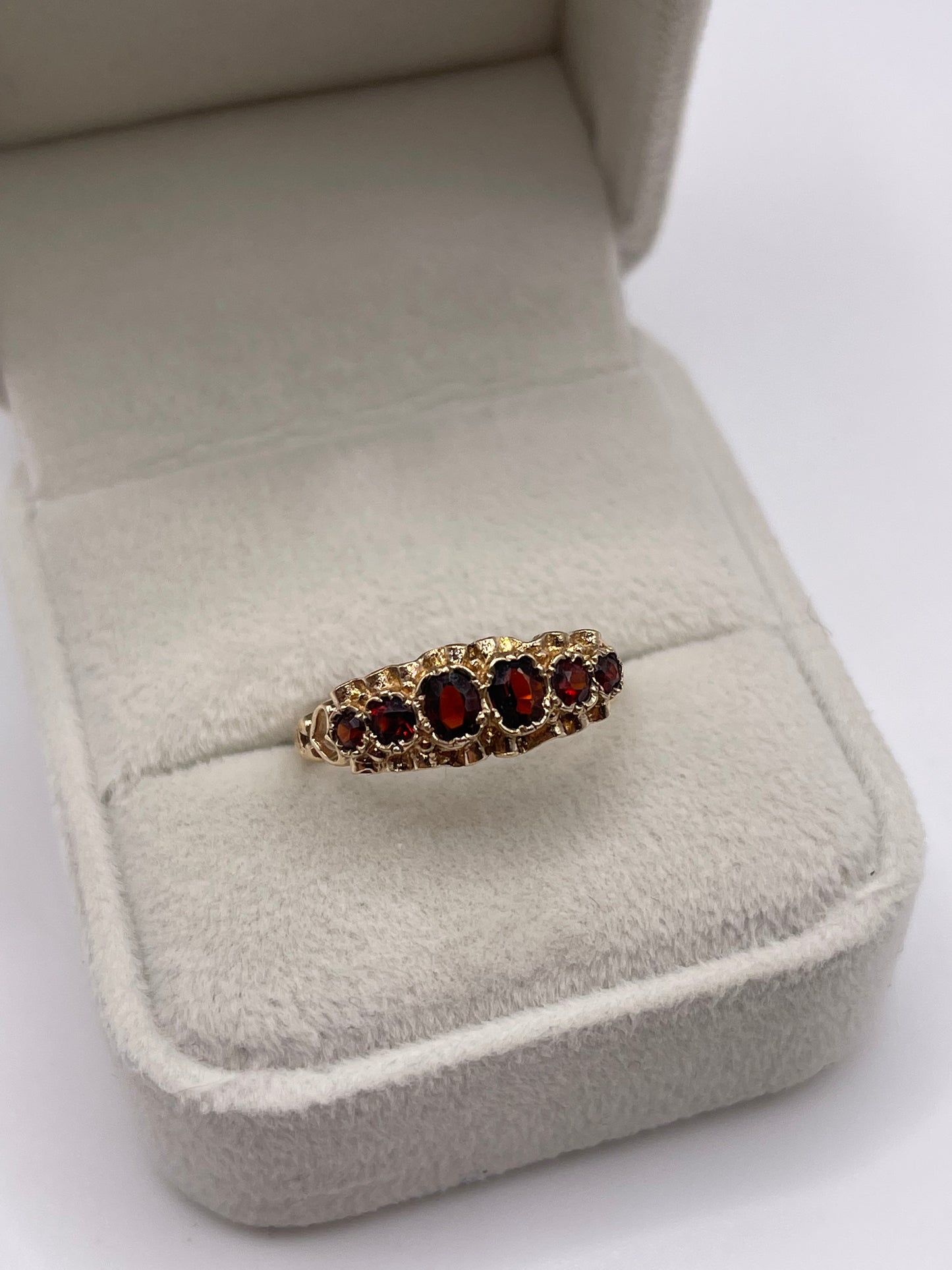 9ct gold garnet ring