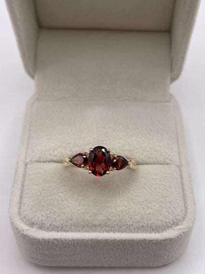 9ct gold garnet ring