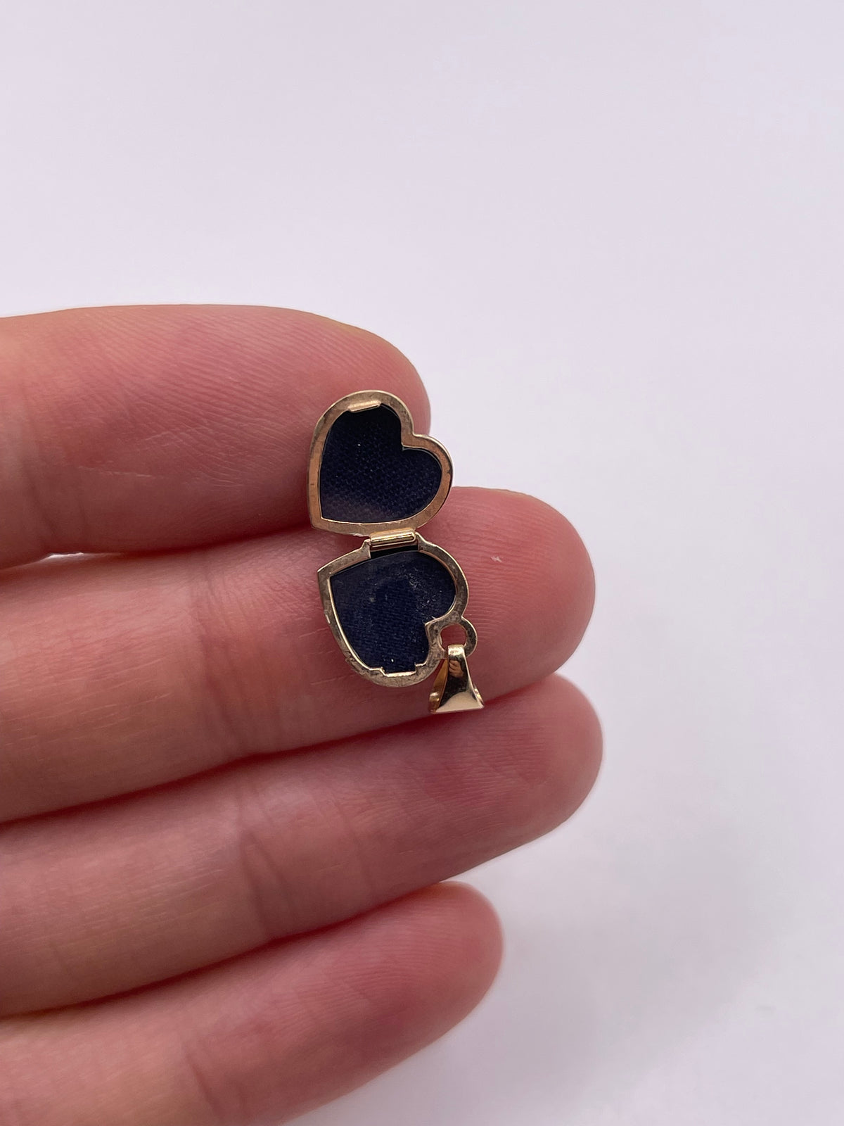 9ct gold heart locket pendant