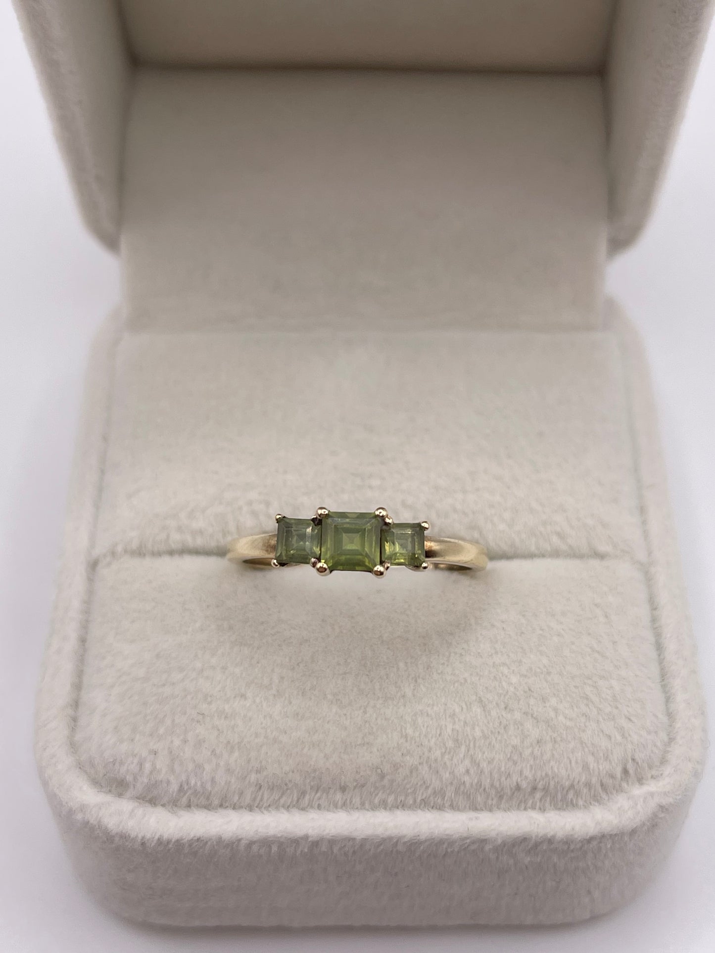 9ct gold quartz ring