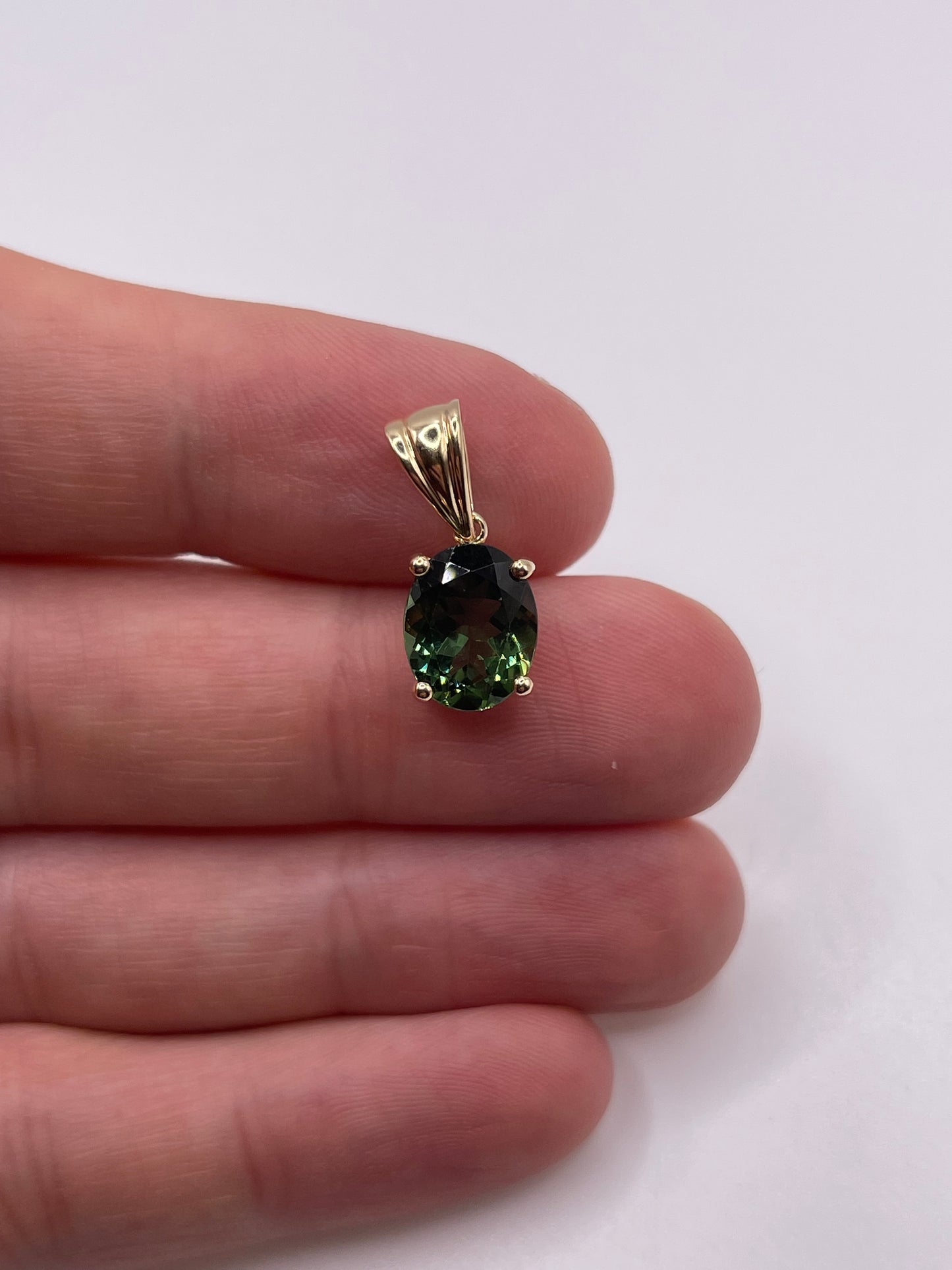 14ct gold green apatite pendant