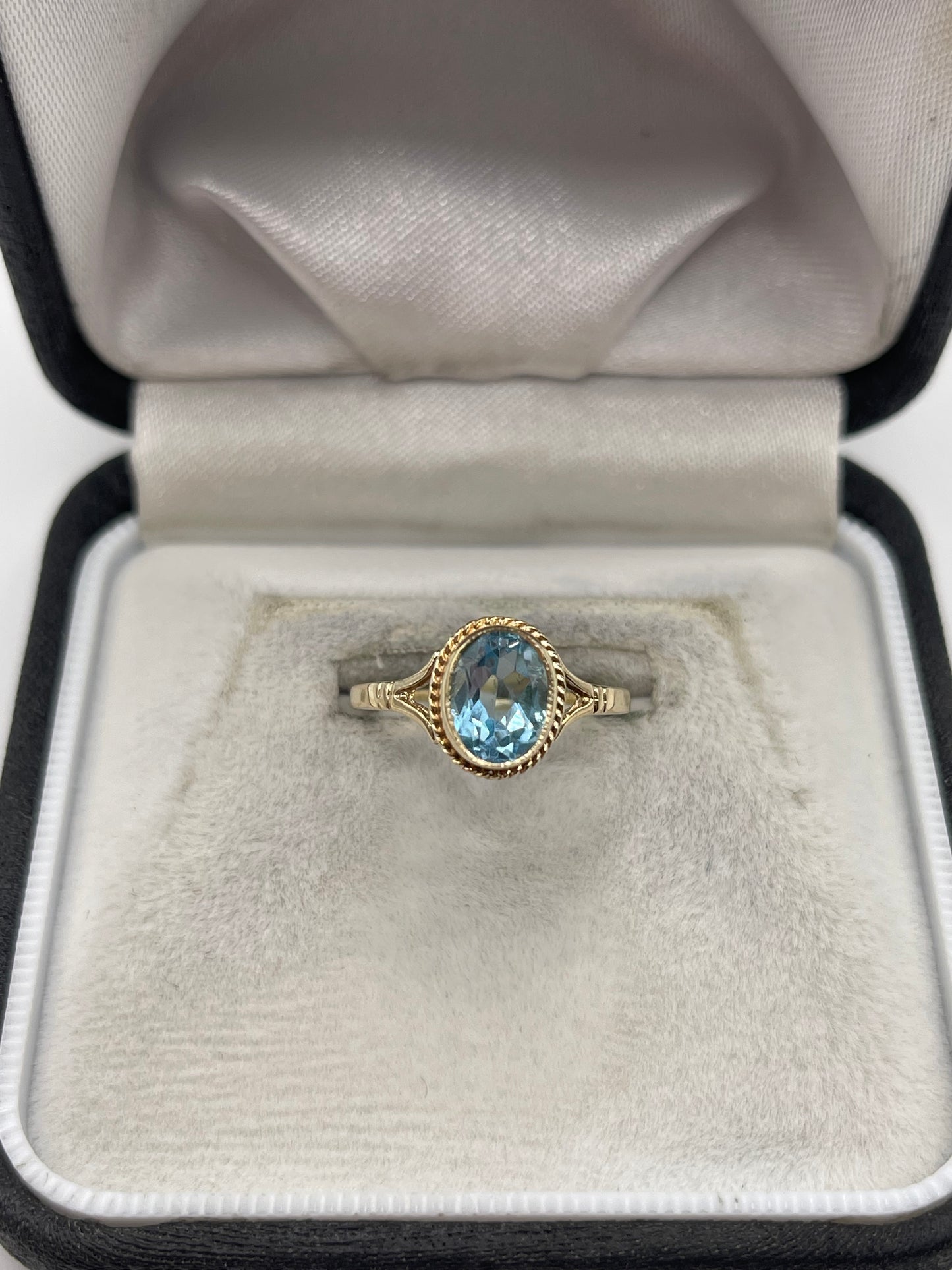 9ct gold blue topaz ring