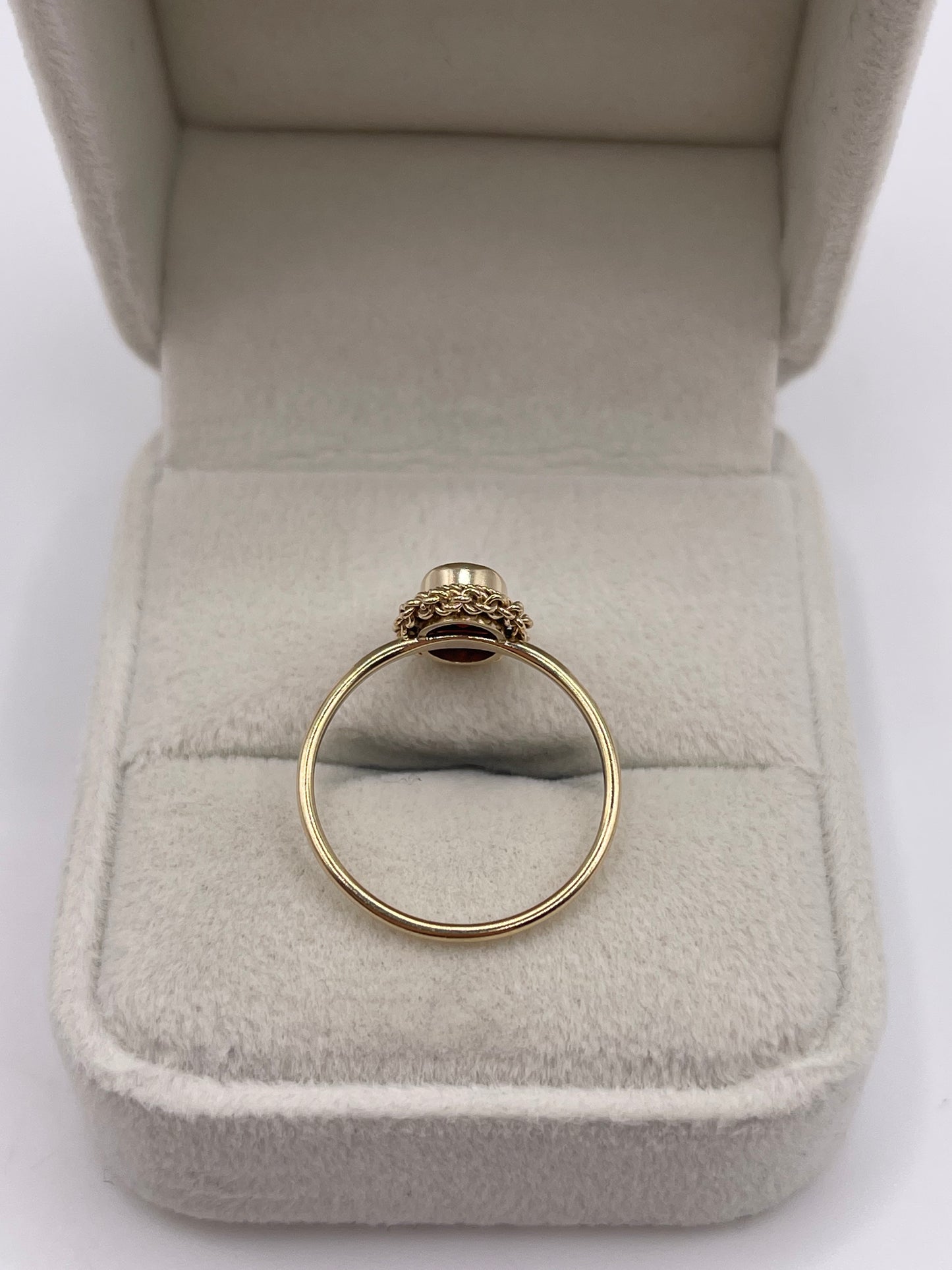 9ct gold garnet ring