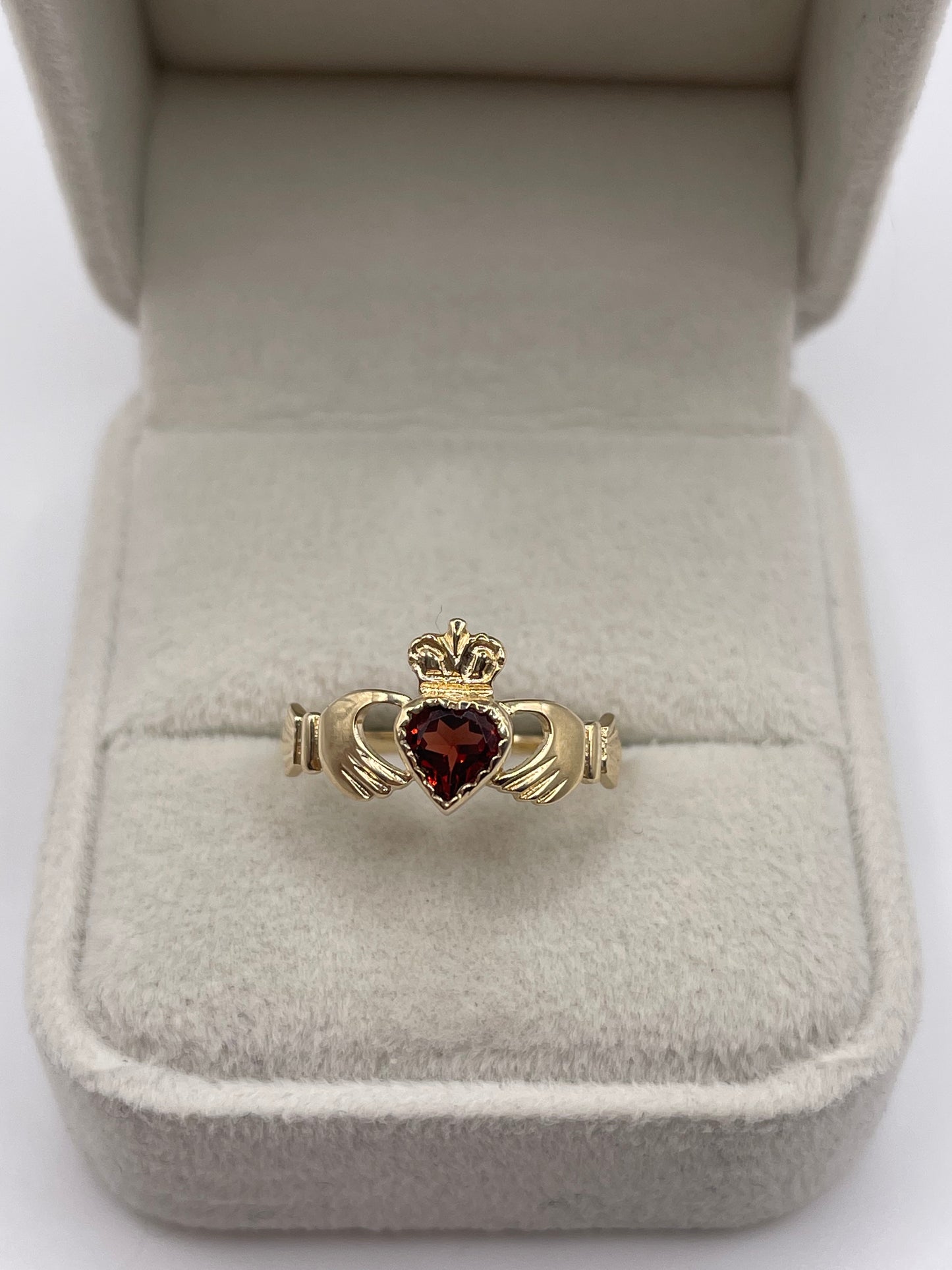 9ct gold amethyst claddagh ring