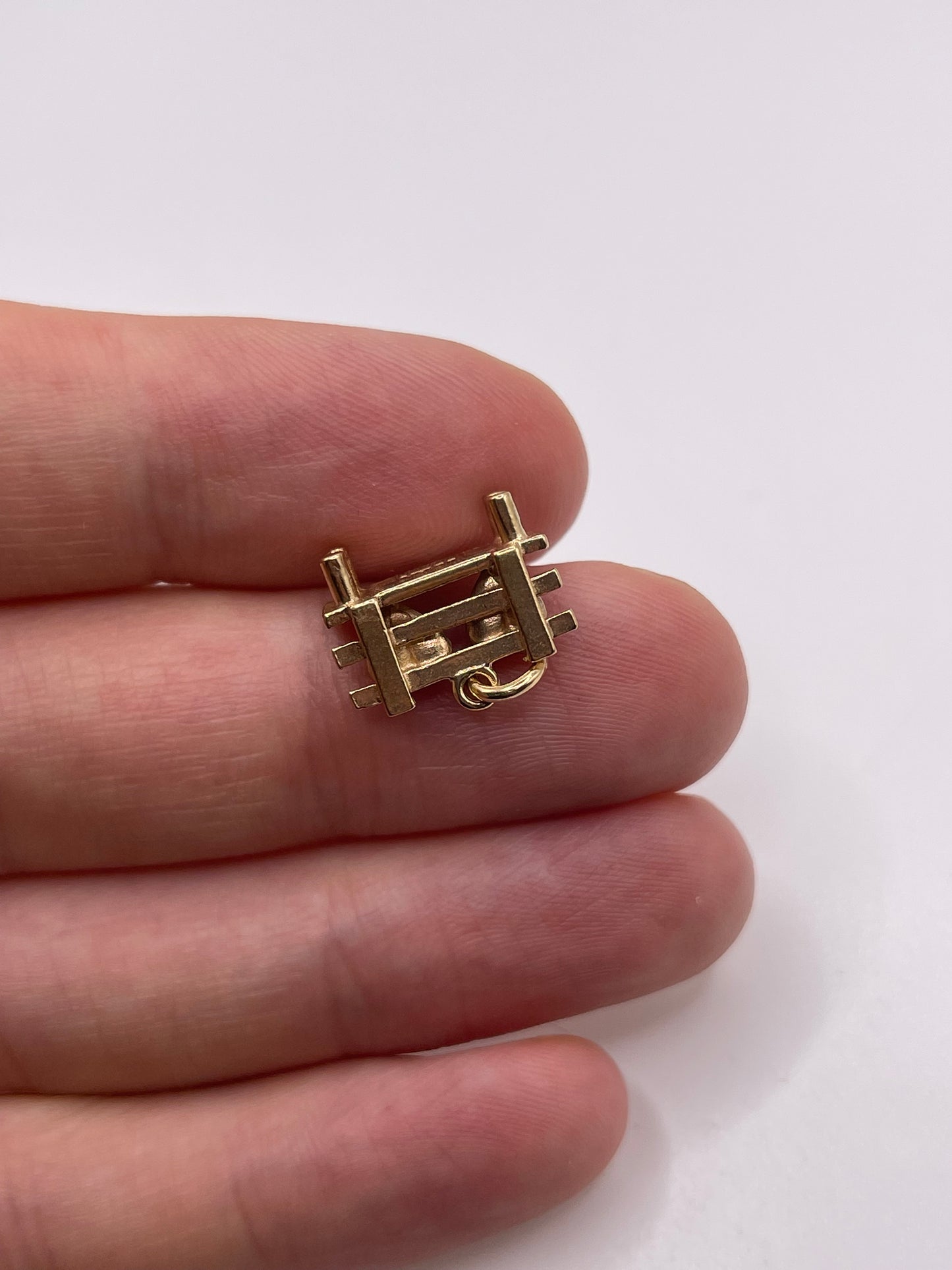 9ct gold lovers bench charm