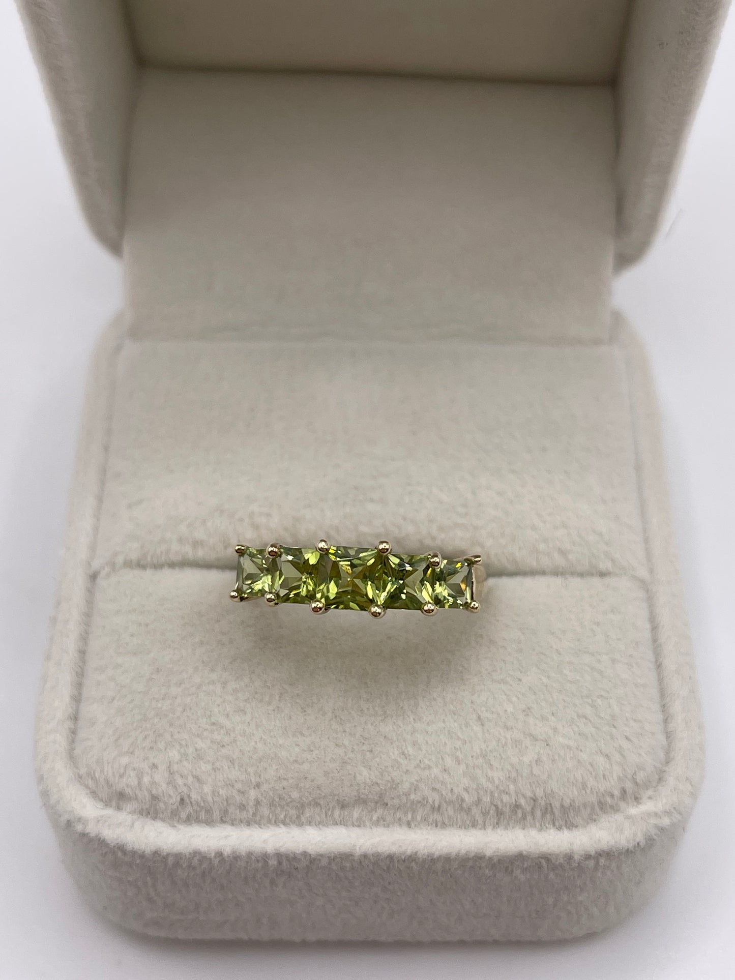 9ct gold peridot ring